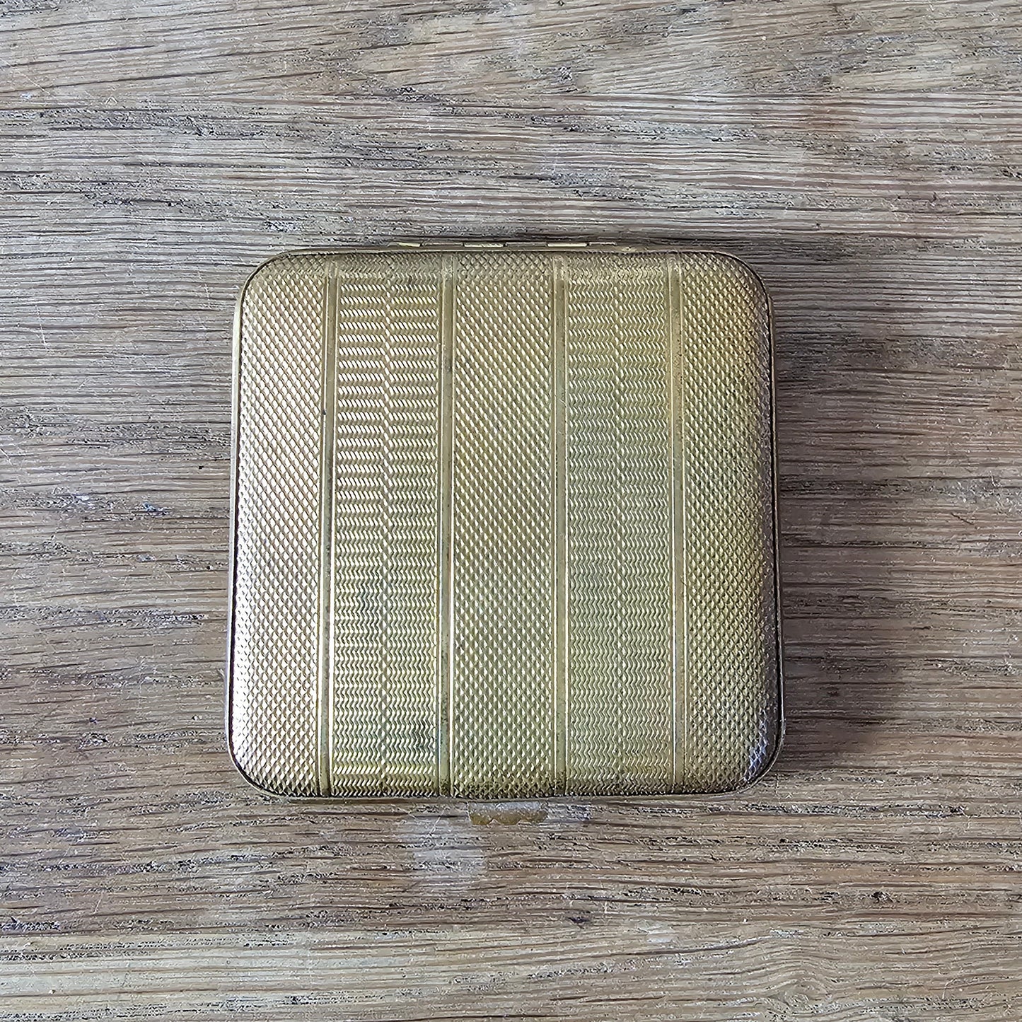 1950s Gwenda gold-tone floral powder compact