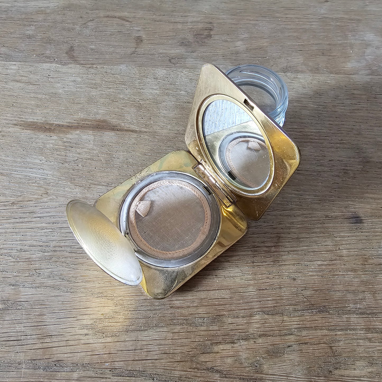 1950s Gwenda gold-tone floral powder compact