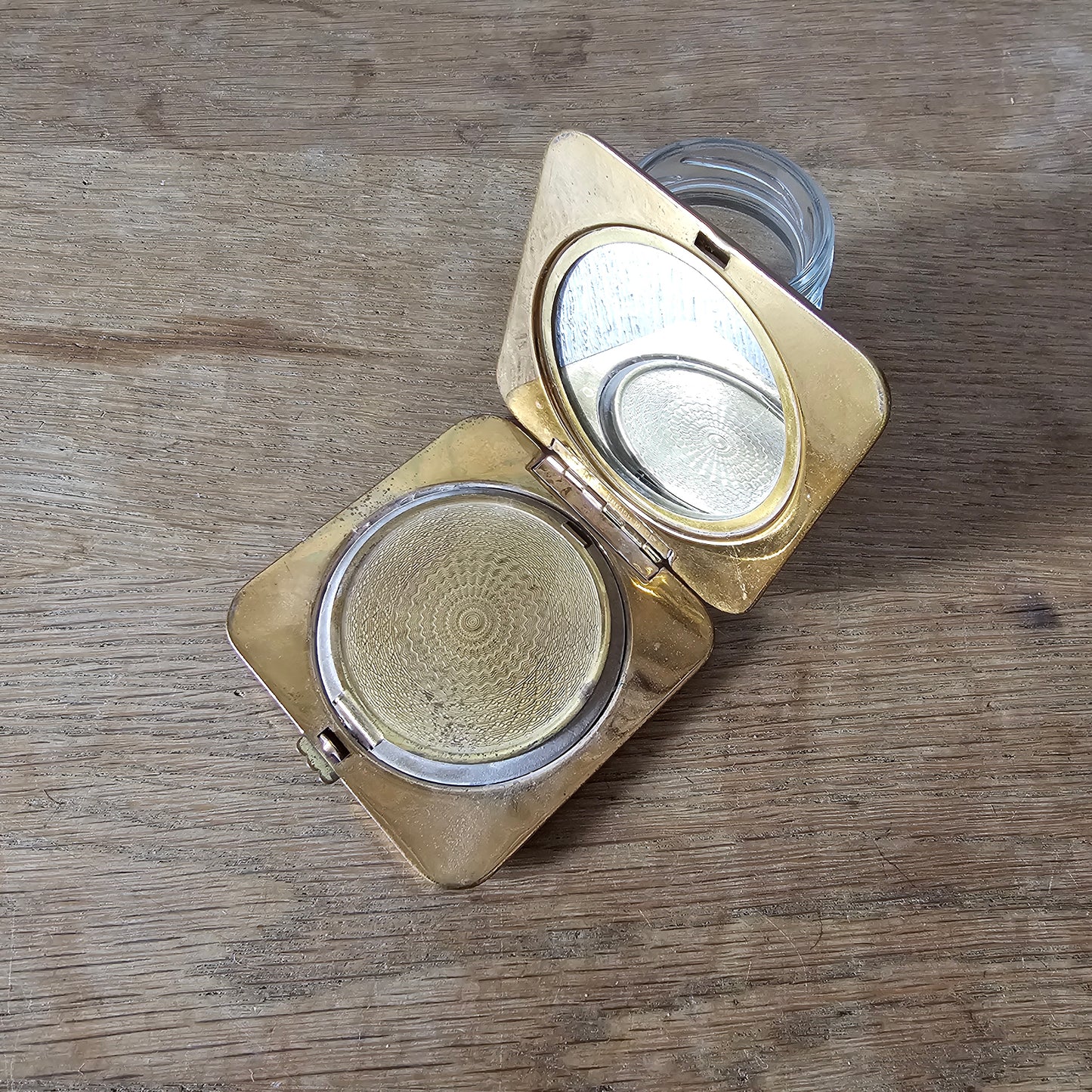 1950s Gwenda gold-tone floral powder compact