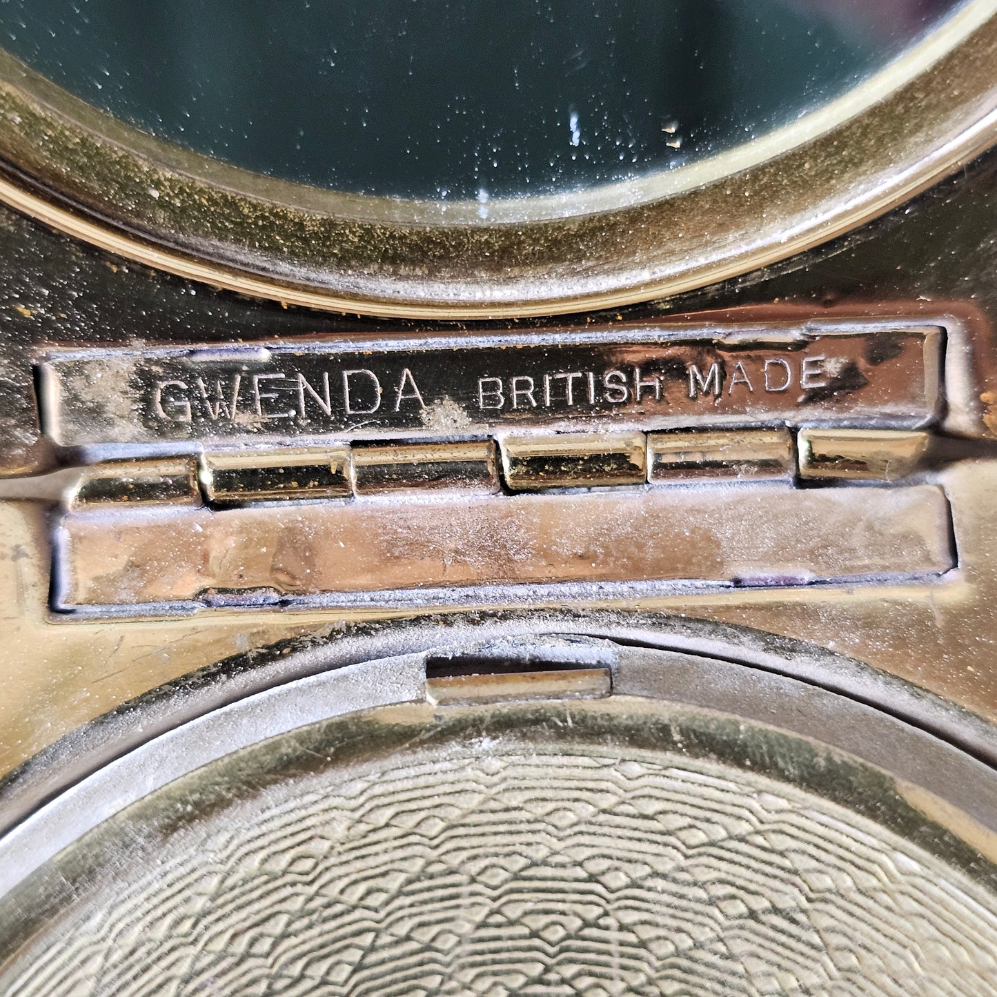 1950s Gwenda gold-tone floral powder compact