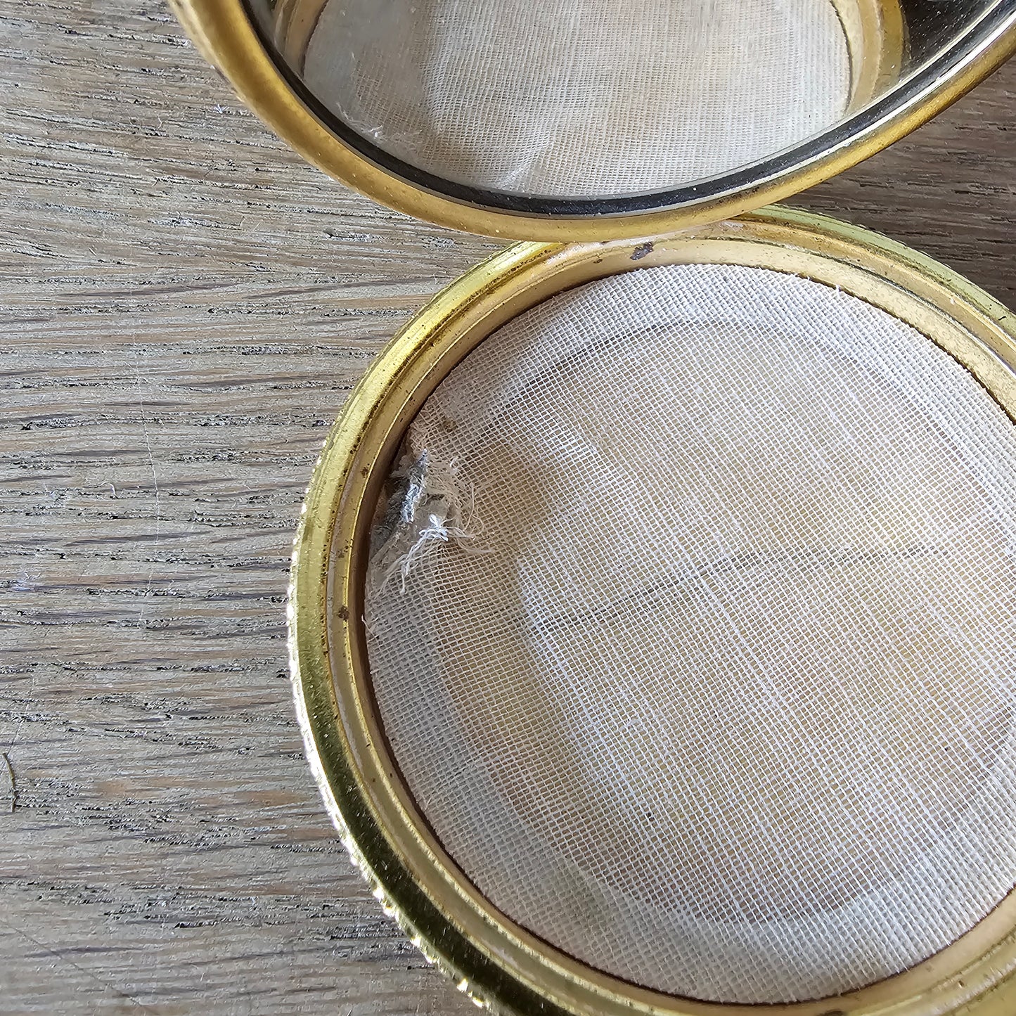1950s/60s gold-tone mini powder compact with rose transfer design