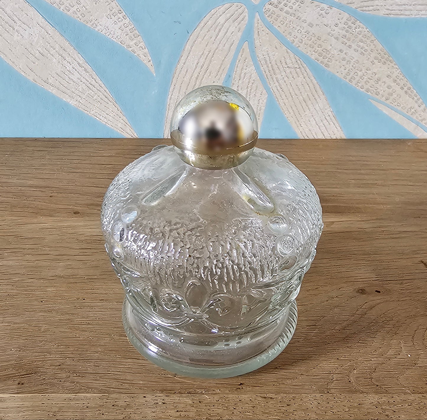 1960s/70s fleur-de-lys moulded glass perfume bottle with gold-tone screw top