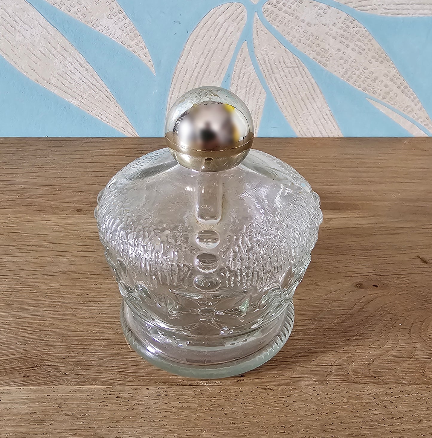 1960s/70s fleur-de-lys moulded glass perfume bottle with gold-tone screw top