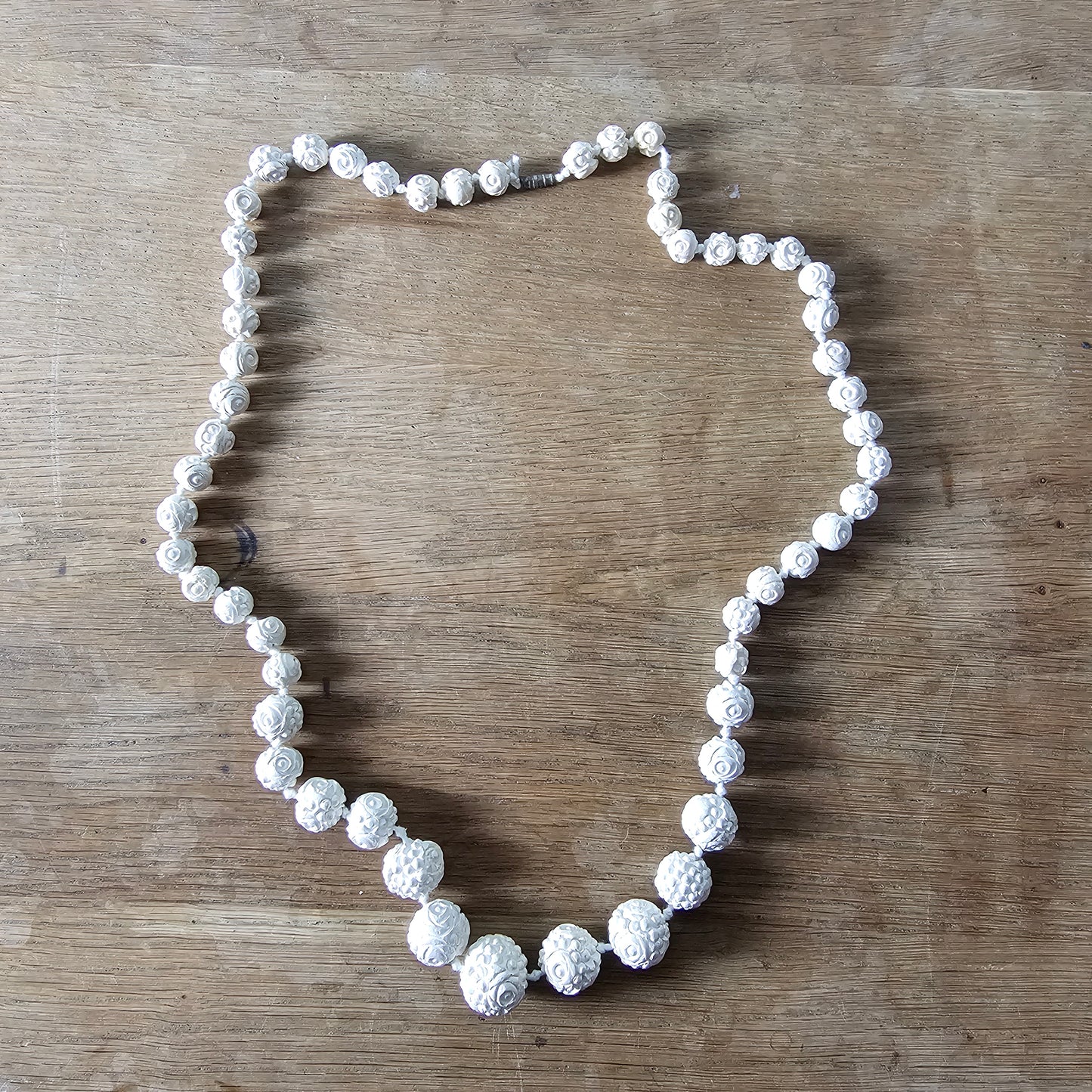 1950s/60s white carved-effect floral resin graduated bead necklace