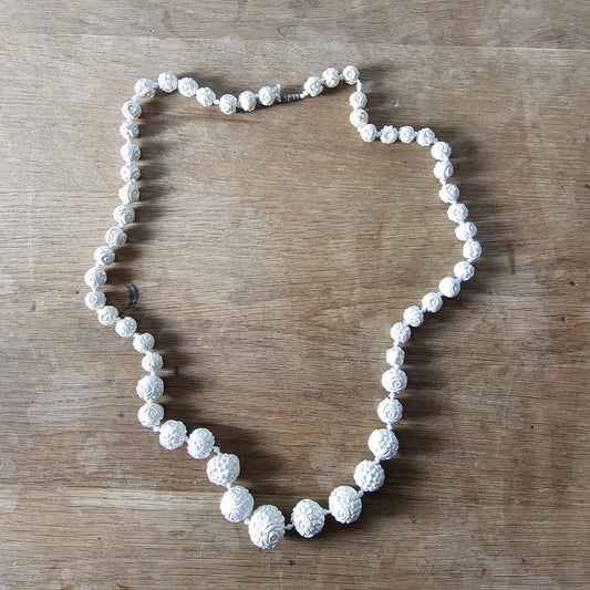 1950s/60s white carved-effect floral resin graduated bead necklace