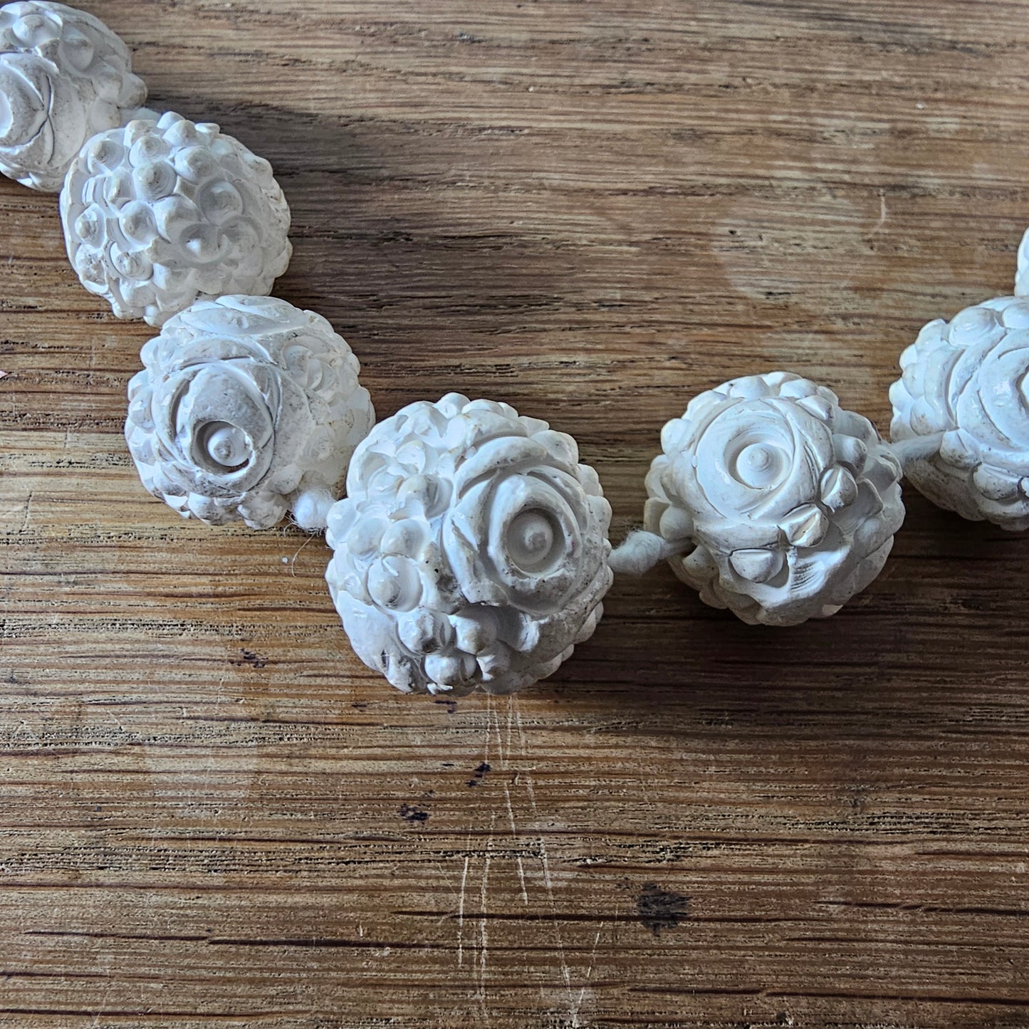 1950s/60s white carved-effect floral resin graduated bead necklace