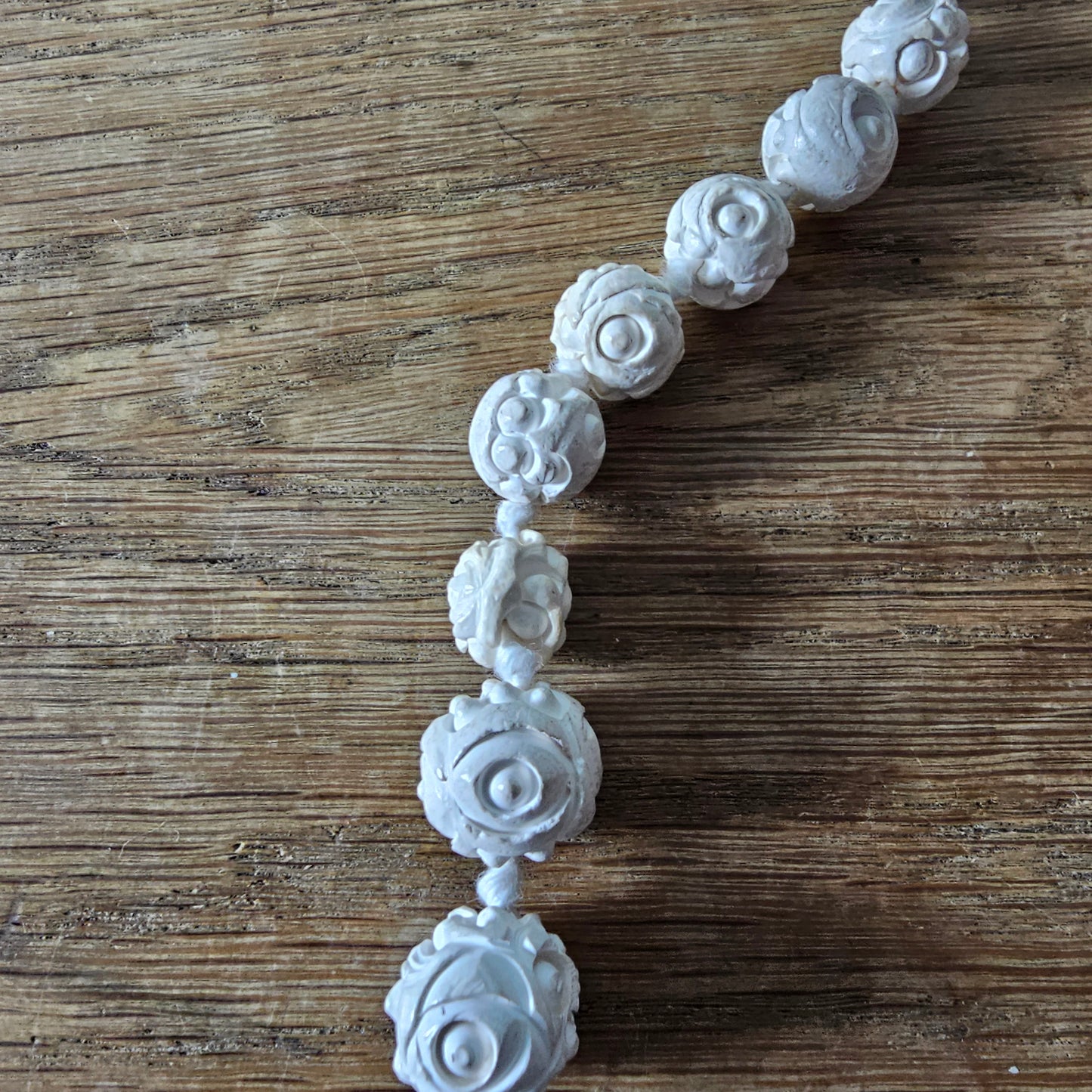 1950s/60s white carved-effect floral resin graduated bead necklace