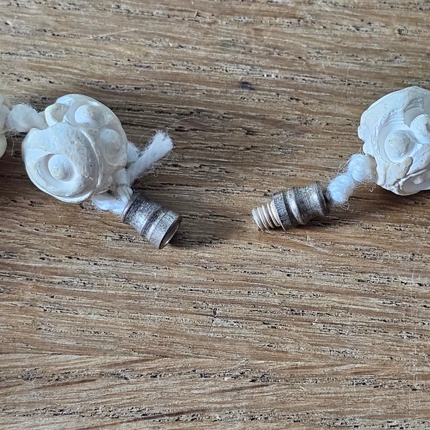 1950s/60s white carved-effect floral resin graduated bead necklace