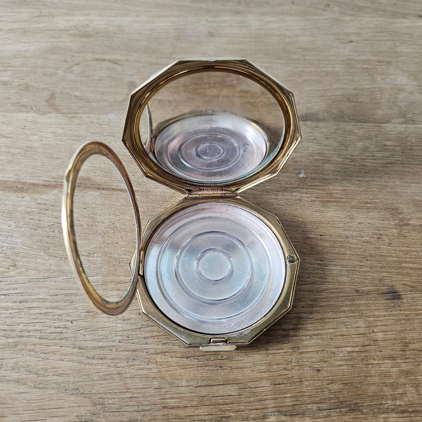 1960s Stratton bird & wisteria gold tone convertible powder compact