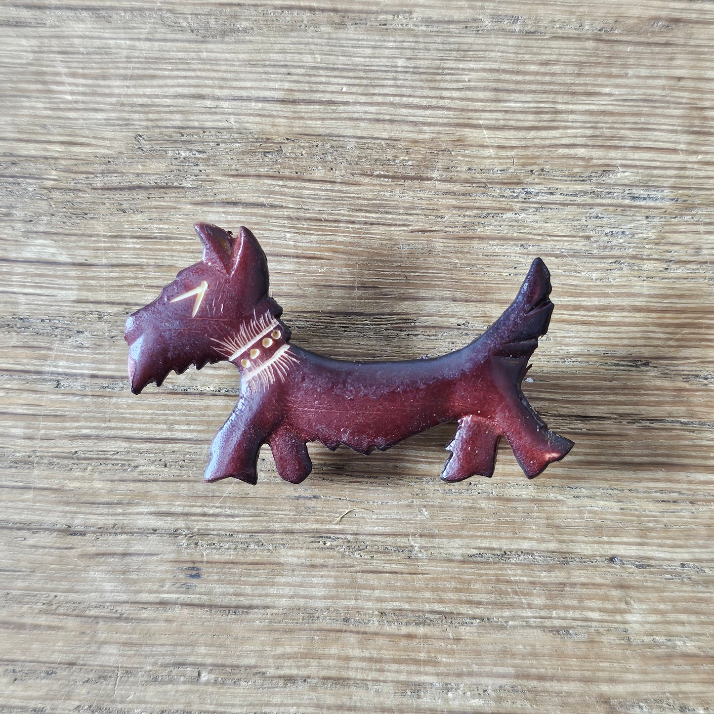 1930s/40s burgundy resin elongated Scottie dog brooch