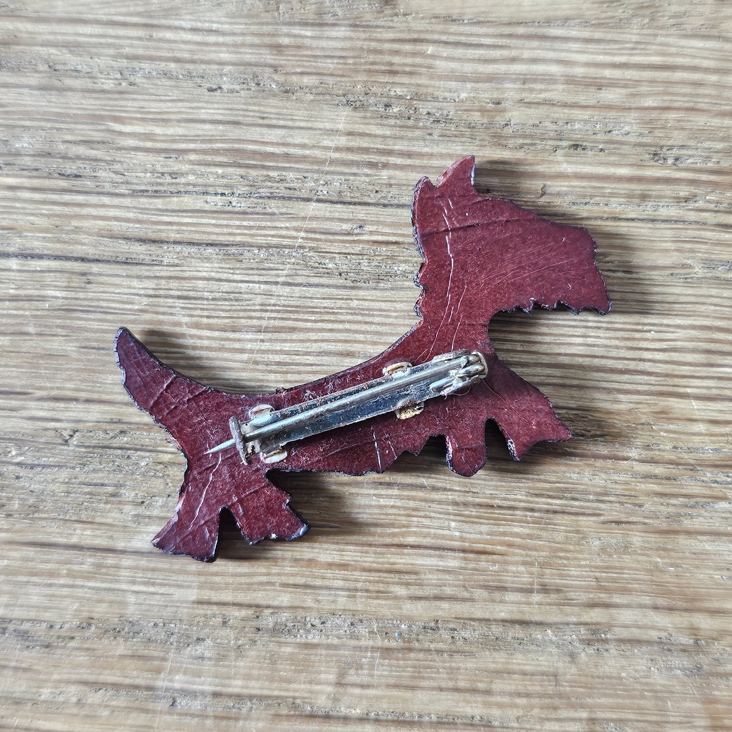 1930s/40s burgundy resin elongated Scottie dog brooch