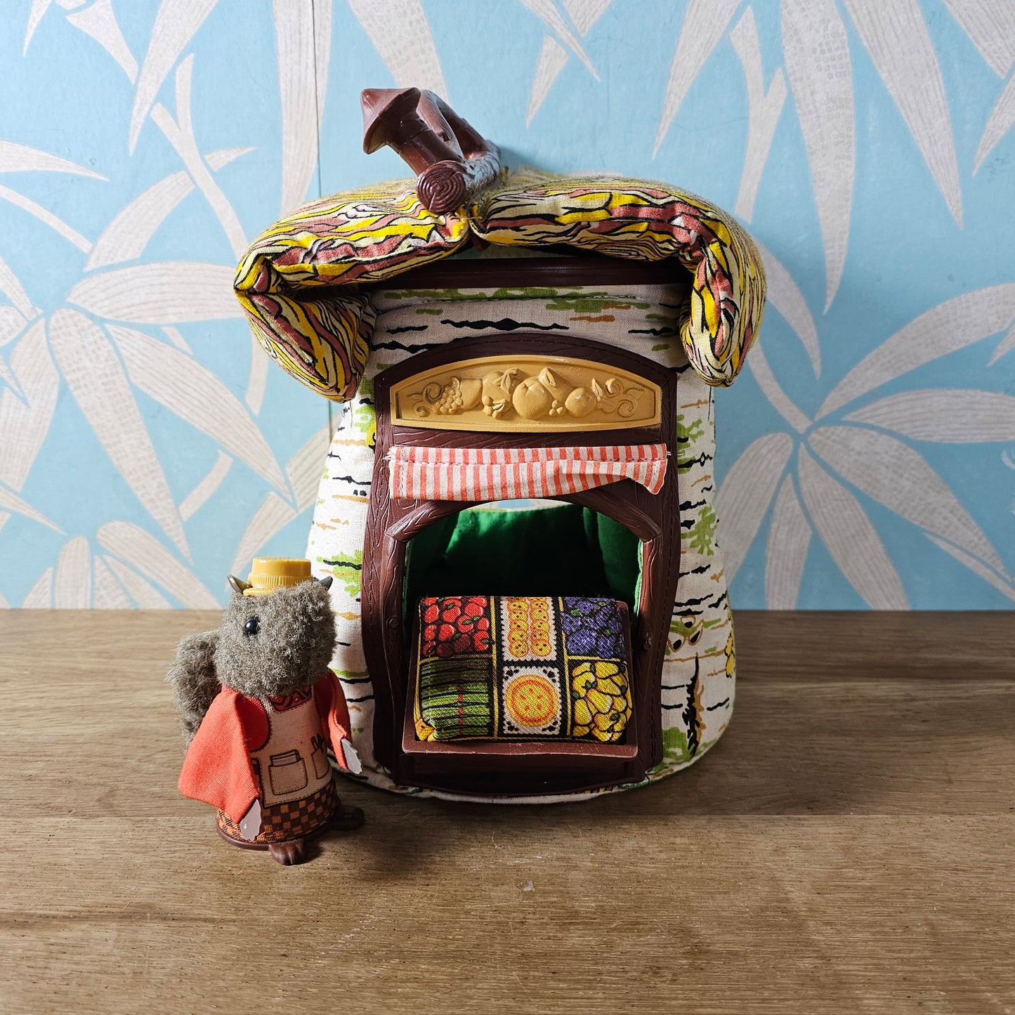 1980 Fisher Price Woodsey squirrel family log house #961 playset