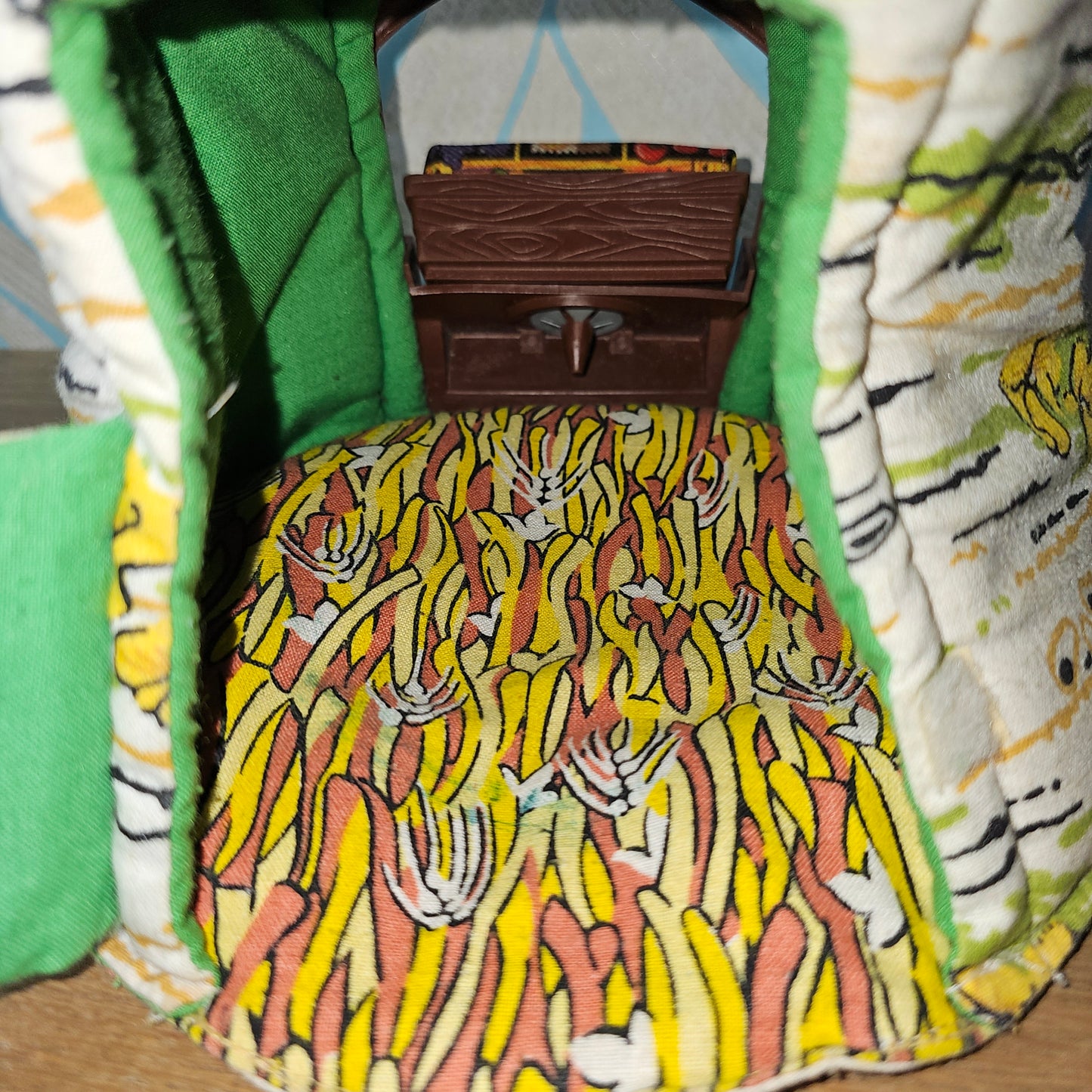 1980 Fisher Price Woodsey squirrel family log house #961 playset