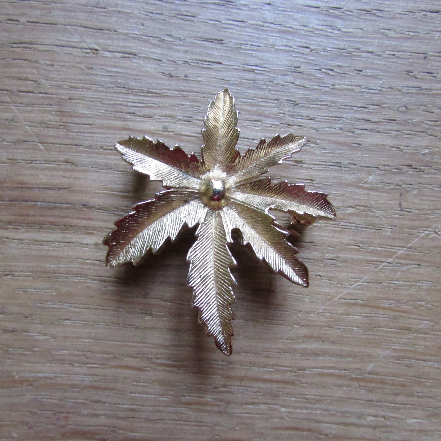 1960s Sarah Coventry gold-tone palm frond leaf brooch pendant