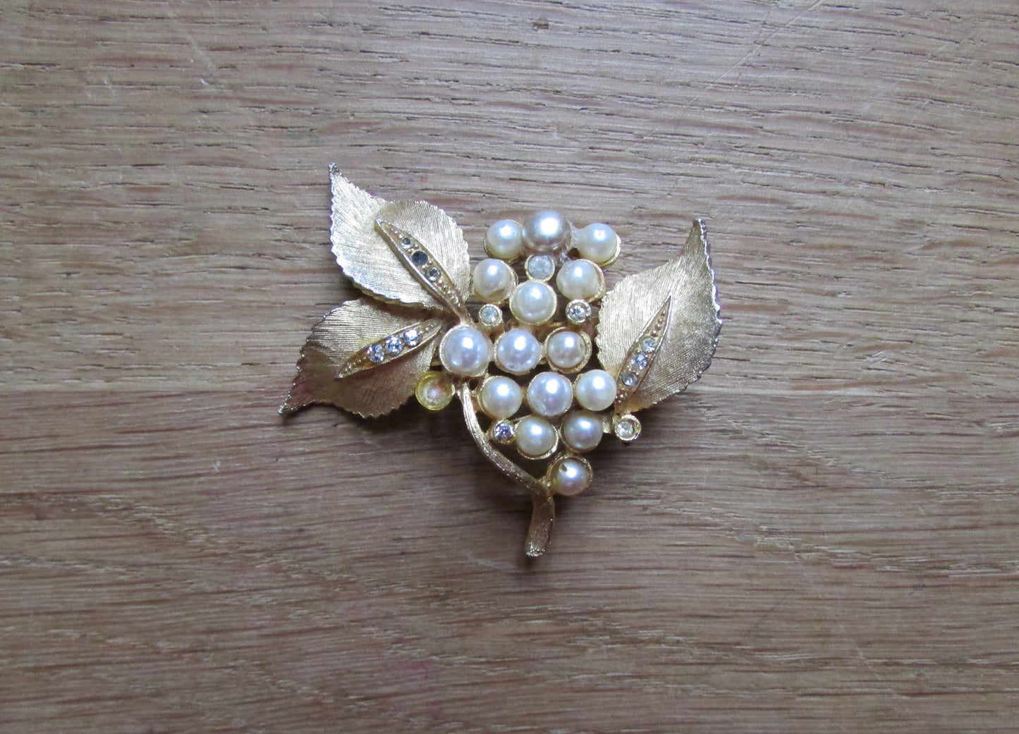 Vintage gold-tone leaf & faux pearl flower brooch