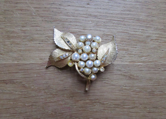Vintage gold-tone leaf & faux pearl flower brooch