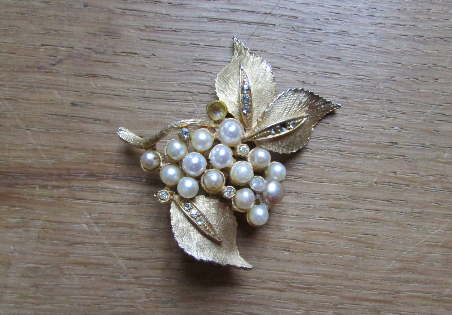 Vintage gold-tone leaf & faux pearl flower brooch