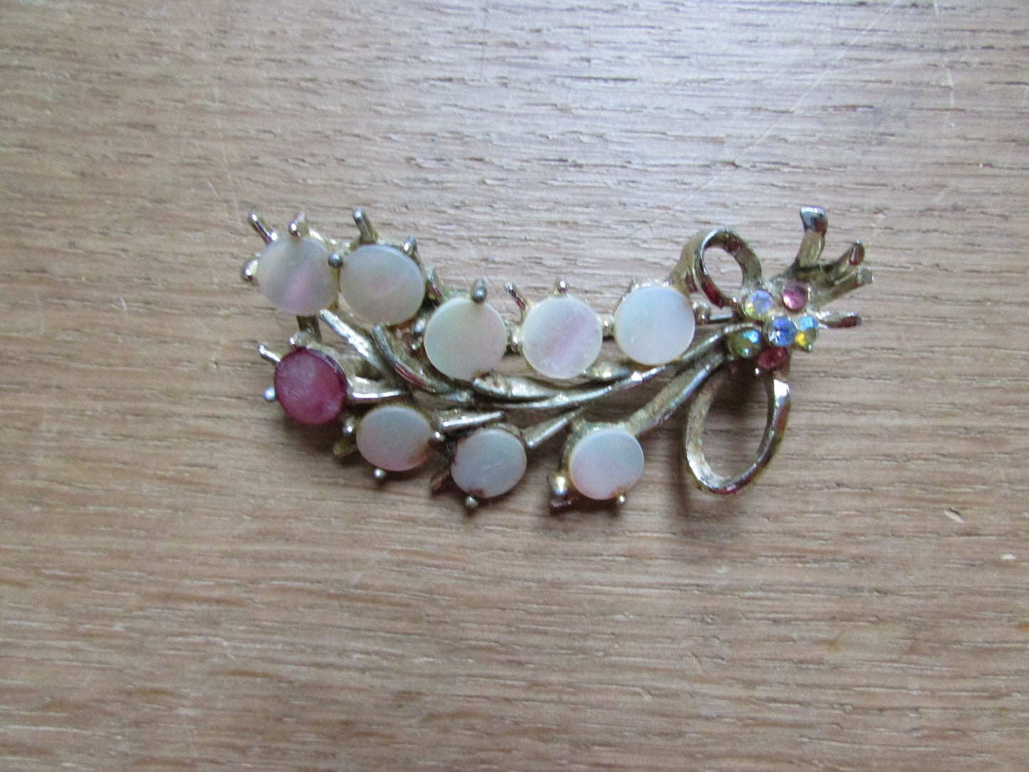 1950s leaf sprig brooch with pearlescent cabochon/flat disc detail