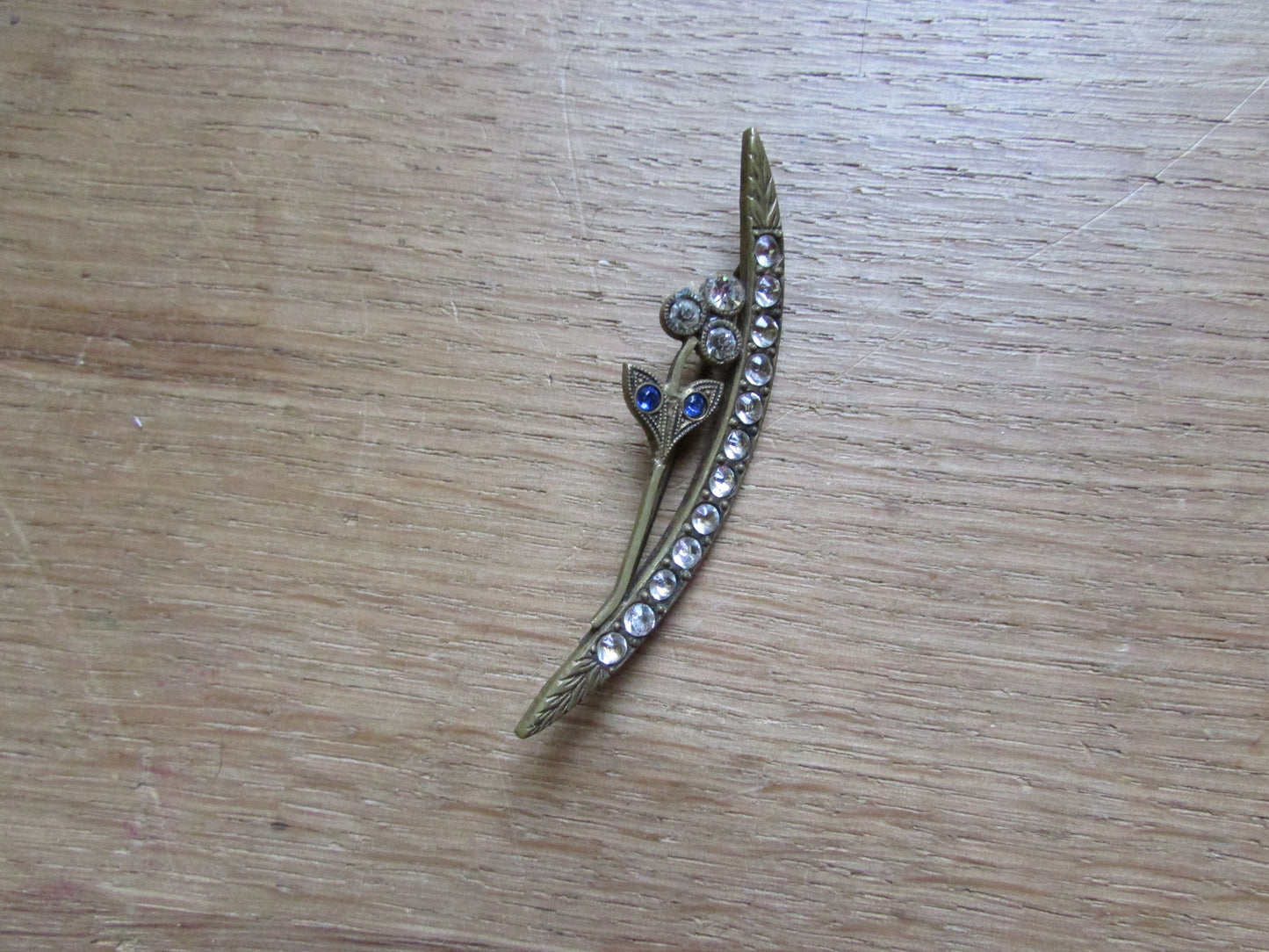 Vintage art nouveau gold-tone crescent-shaped diamanté stick pin with flower detail