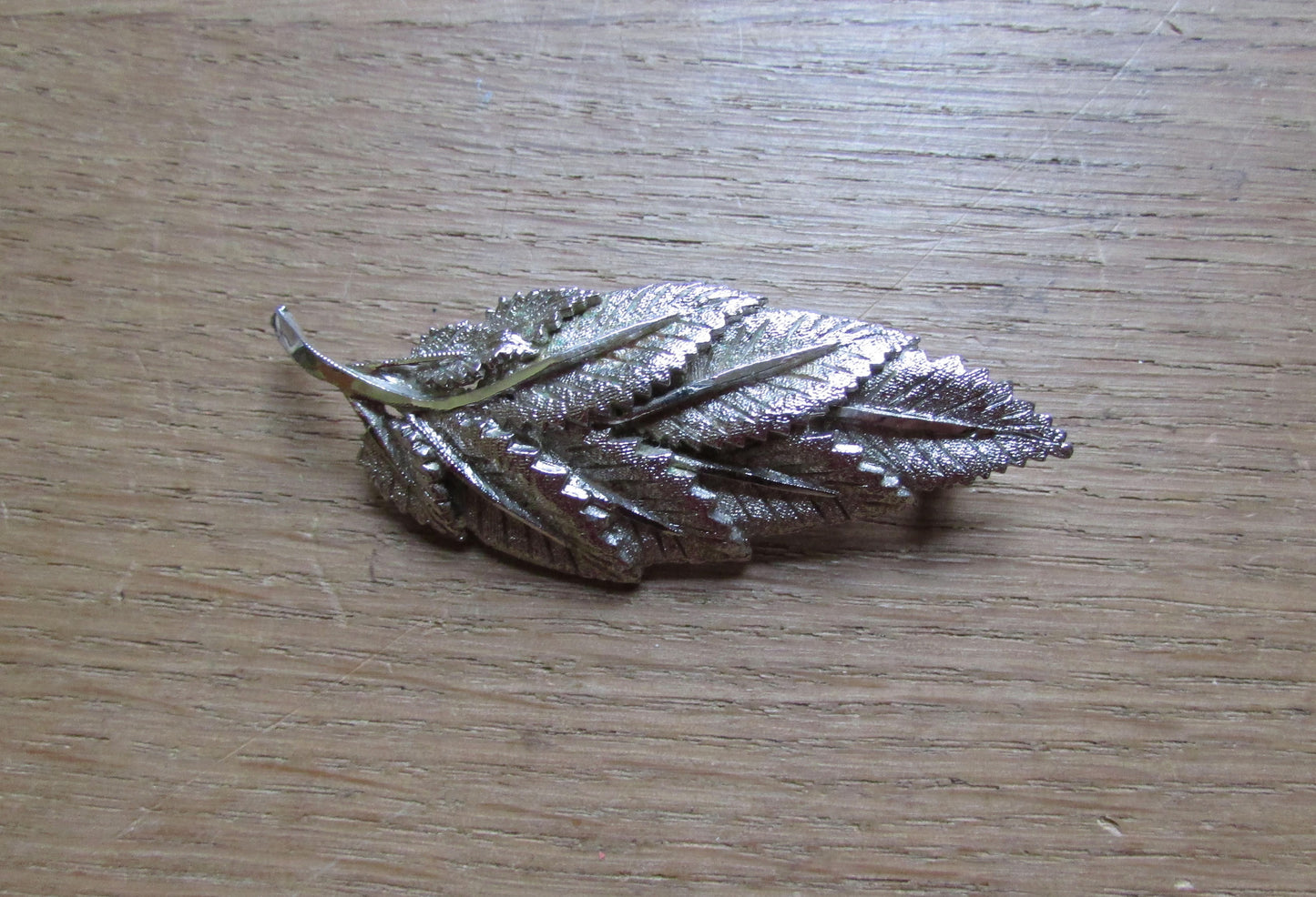 1950s silver-tone textured multi leaf brooch