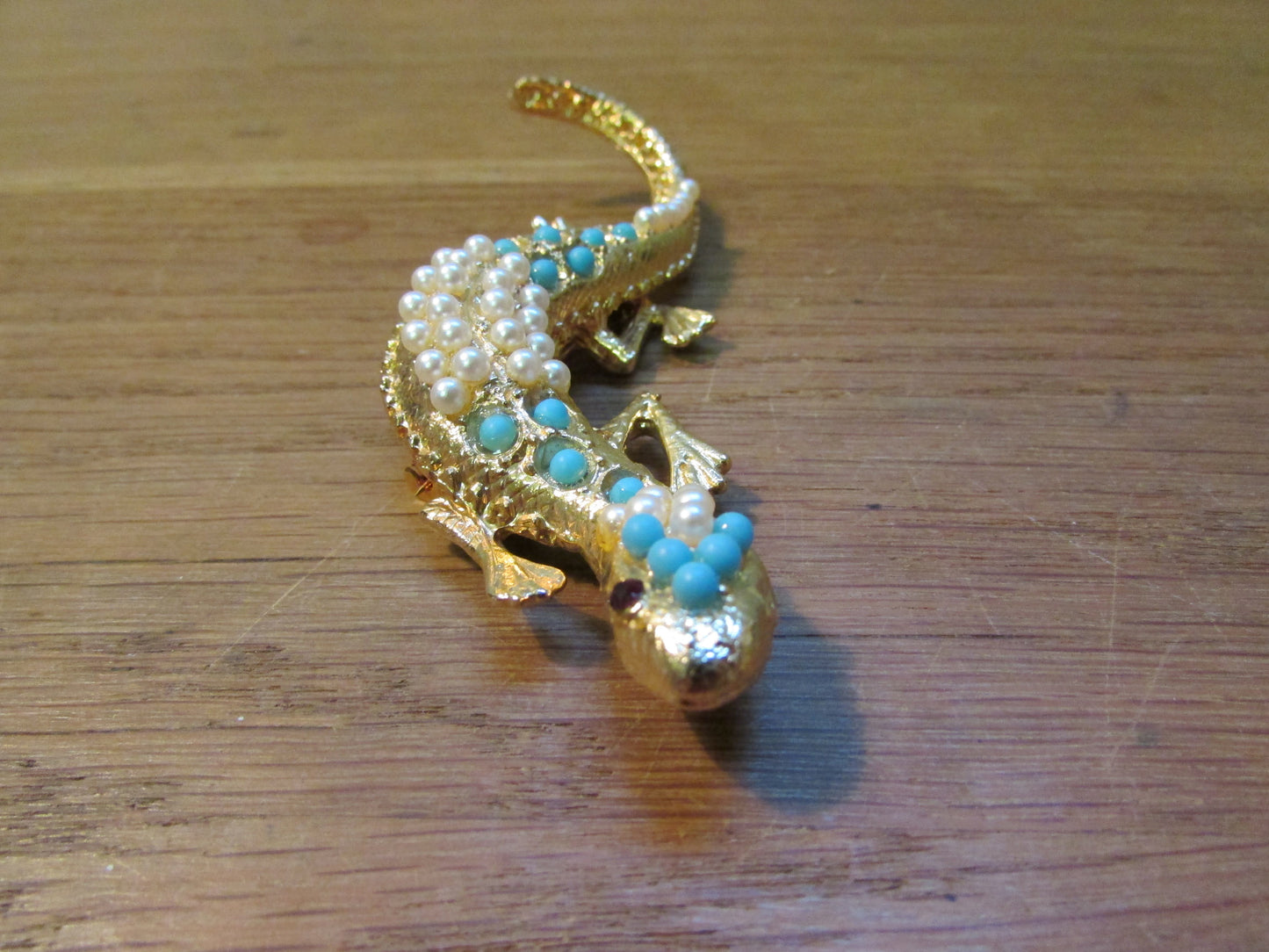Vintage 1950s-style large gold-tone gecko/lizard brooch with faux pearl & turquoise bead detail