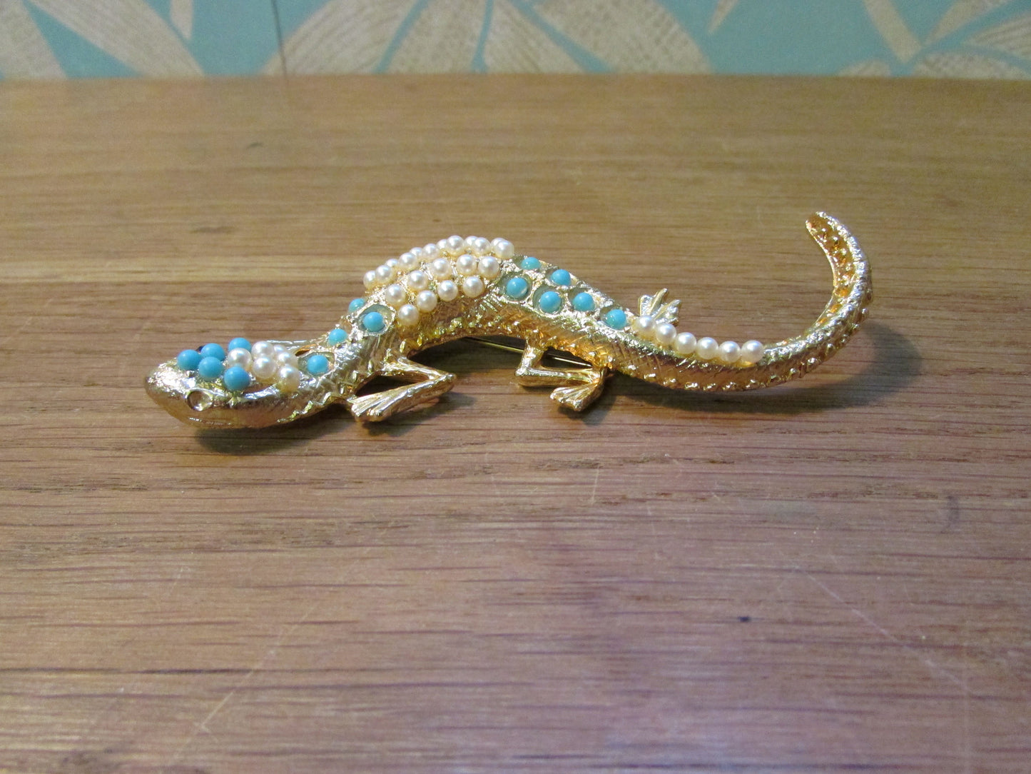 Vintage 1950s-style large gold-tone gecko/lizard brooch with faux pearl & turquoise bead detail
