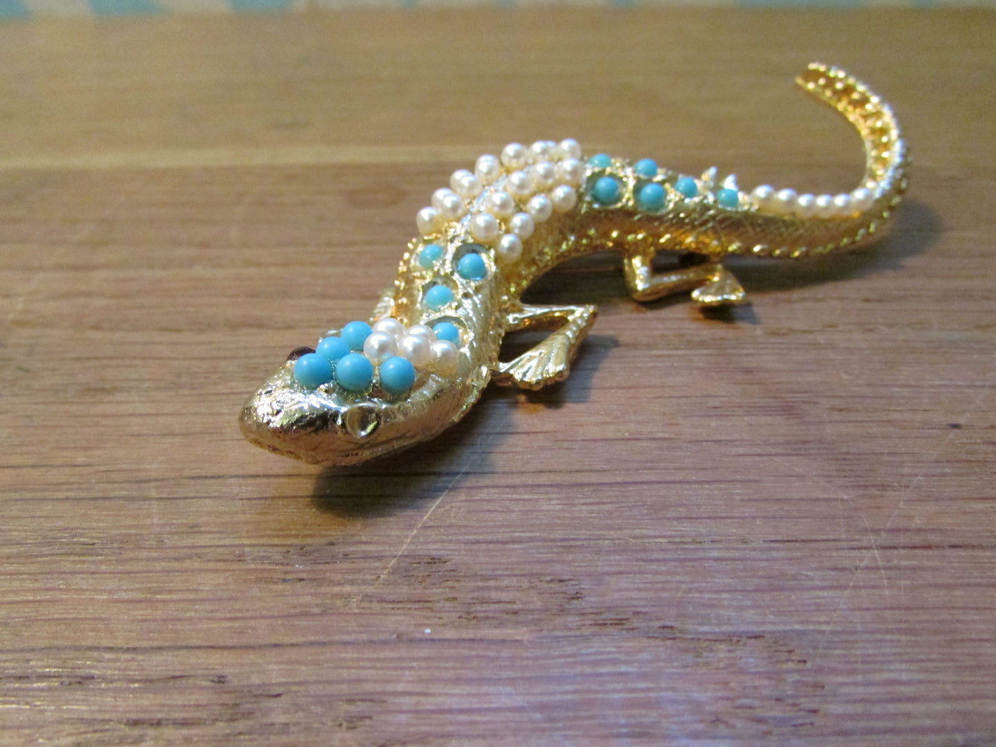Vintage 1950s-style large gold-tone gecko/lizard brooch with faux pearl & turquoise bead detail