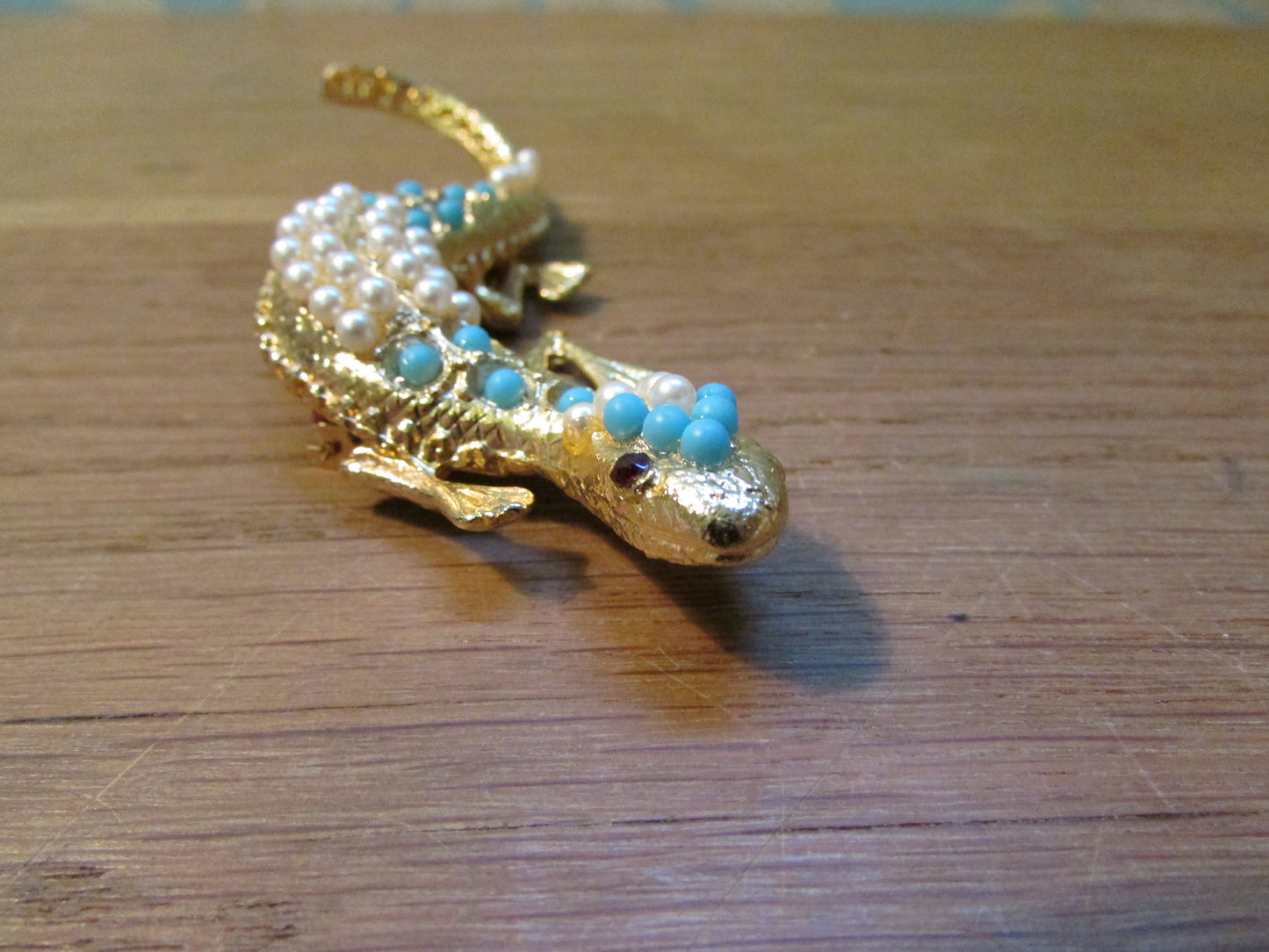 Vintage 1950s-style large gold-tone gecko/lizard brooch with faux pearl & turquoise bead detail