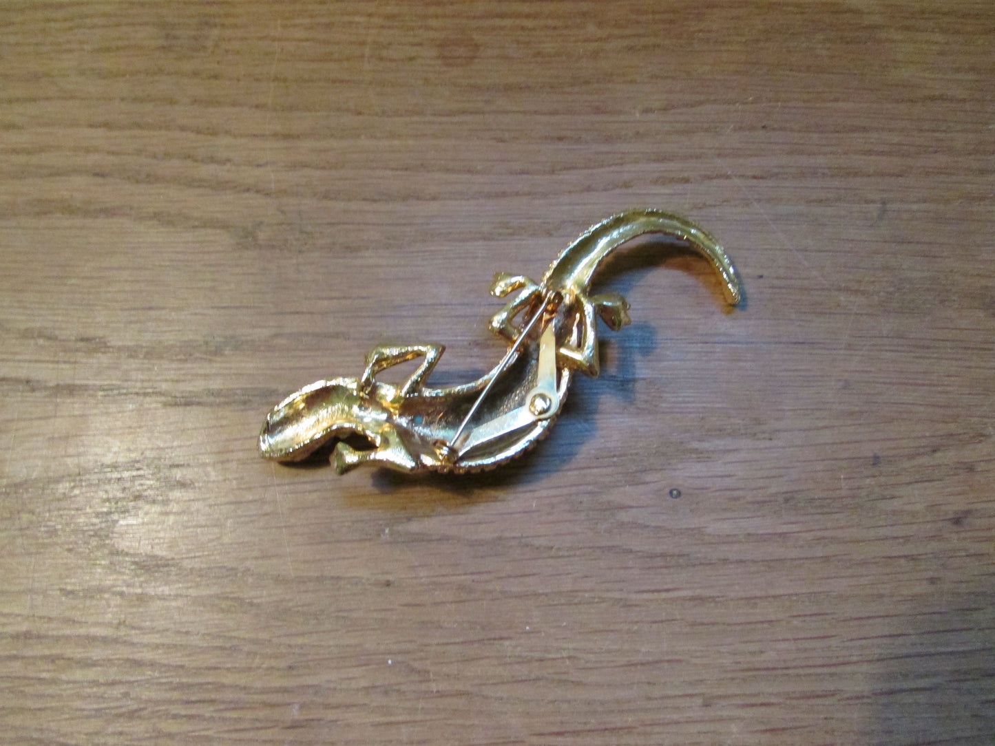 Vintage 1950s-style large gold-tone gecko/lizard brooch with faux pearl & turquoise bead detail