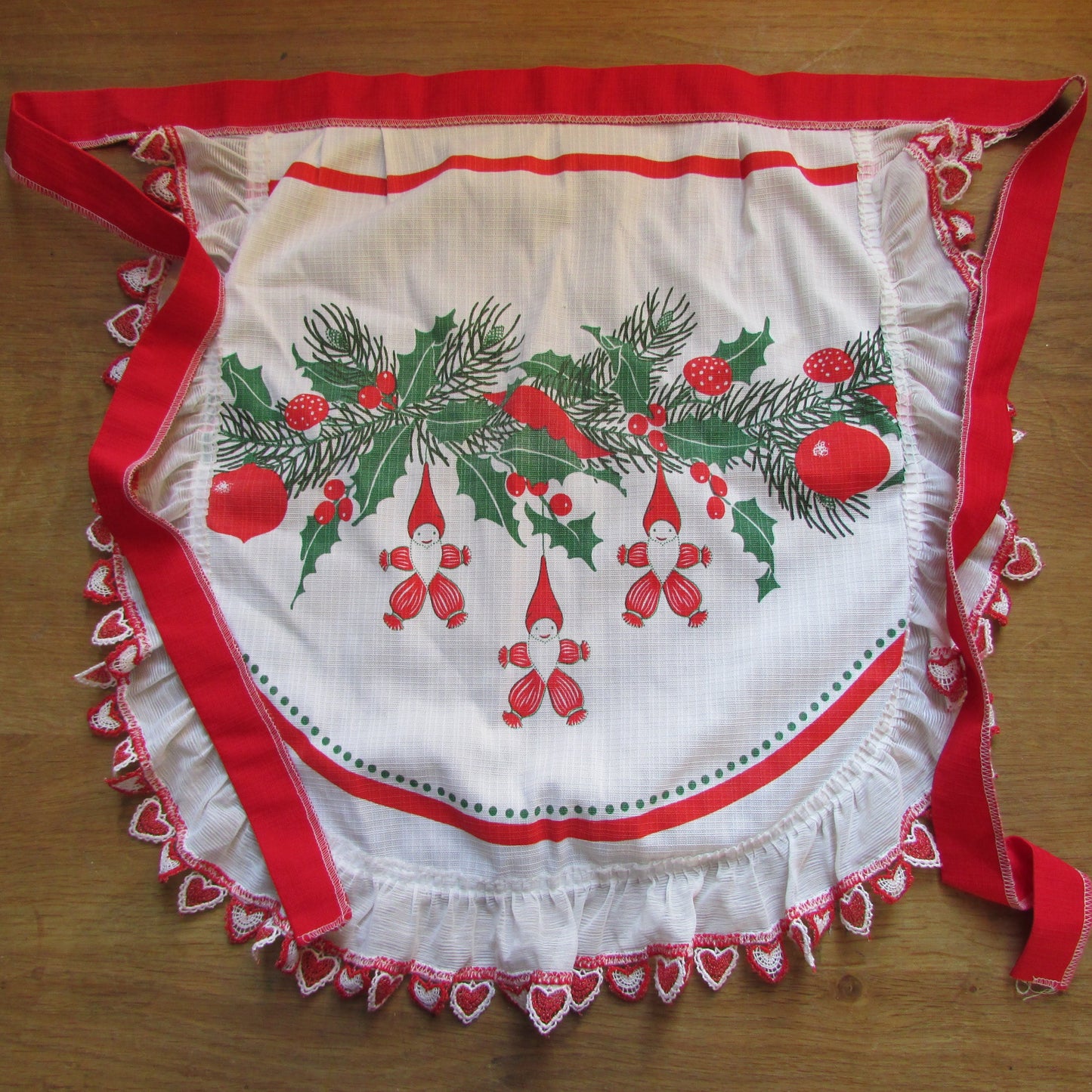 1970s kitsch Christmas-themed half apron with cute heart trim