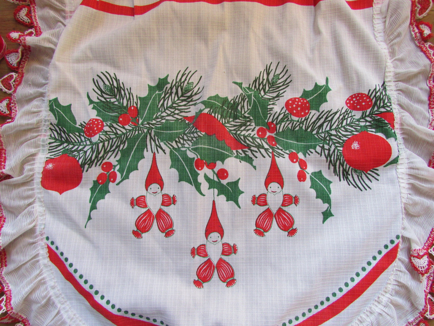 1970s kitsch Christmas-themed half apron with cute heart trim