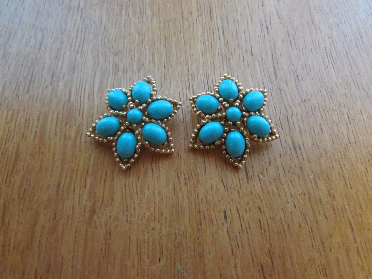Large vintage gold-tone & turquoise plastic cabochon flower clip-on earrings