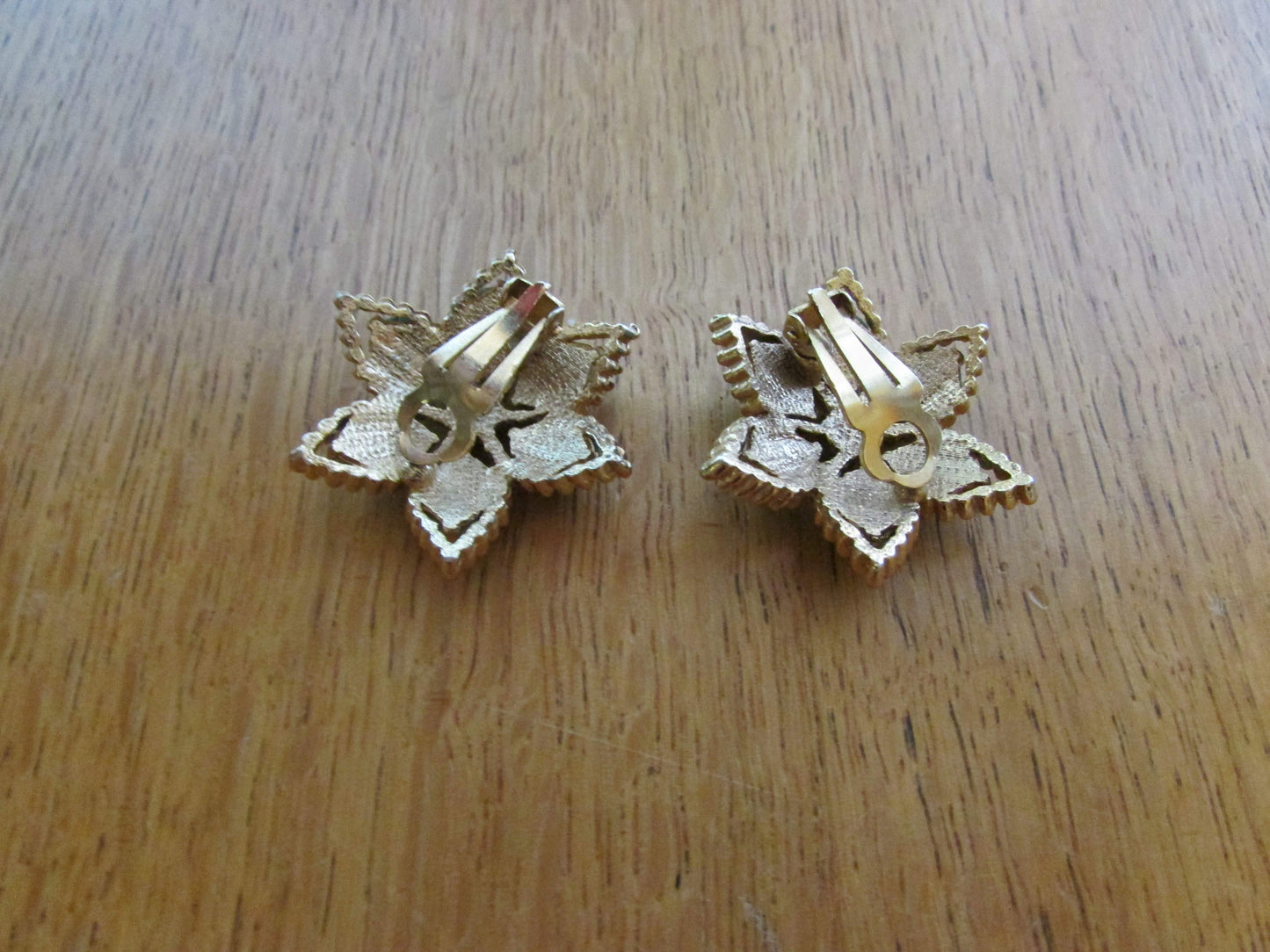 Large vintage gold-tone & turquoise plastic cabochon flower clip-on earrings