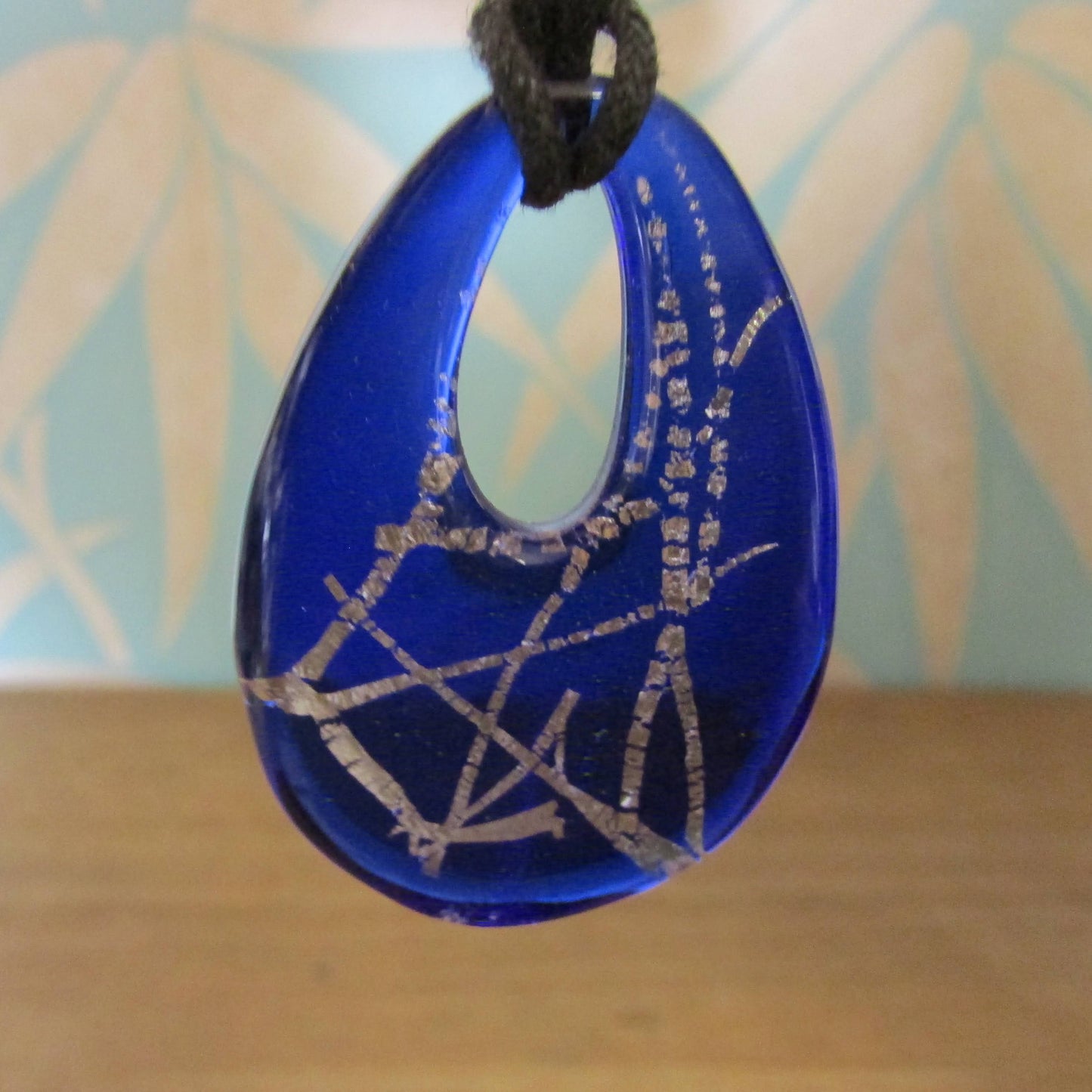 1980s cobalt blue glass teardrop pendant necklace with silver streak detail