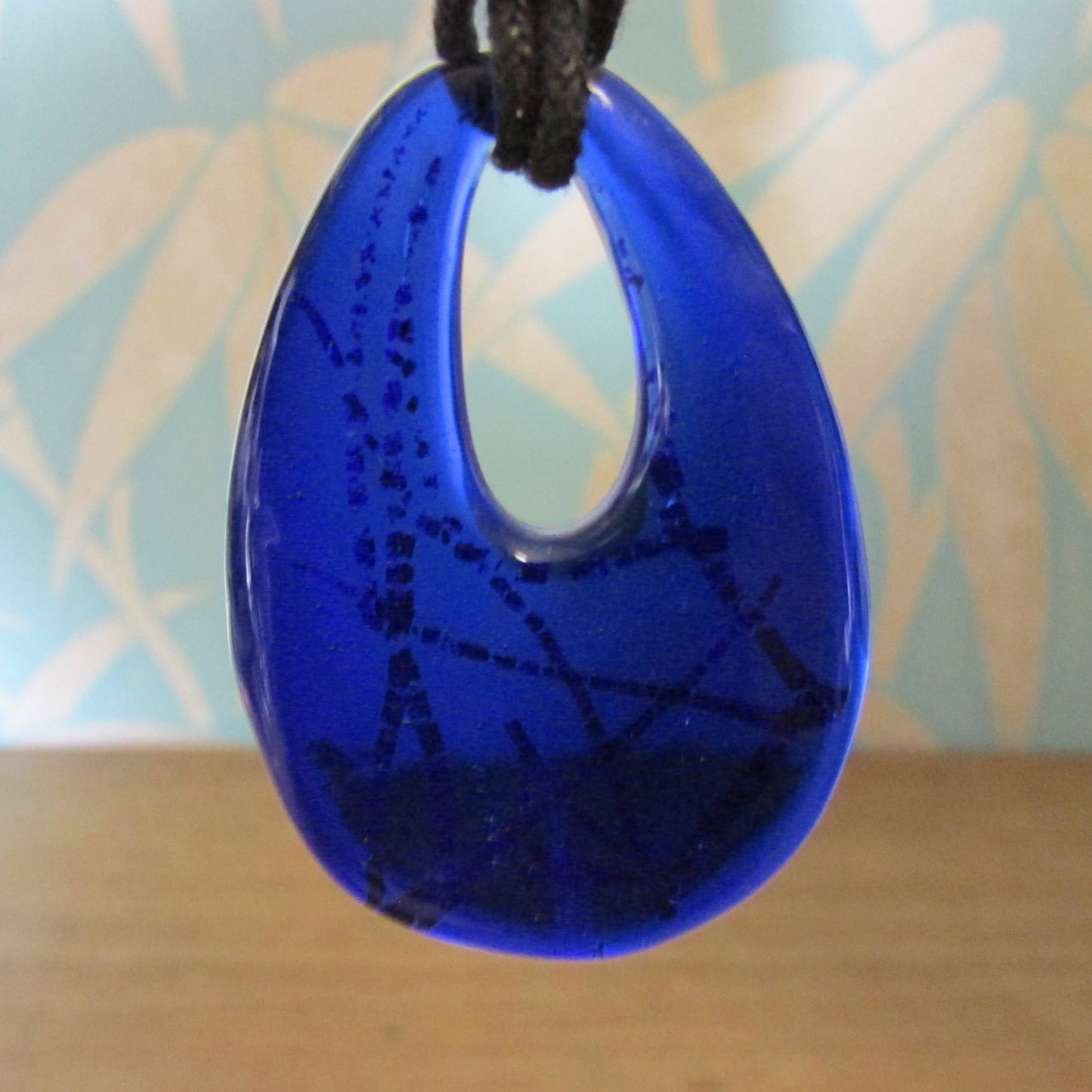 1980s cobalt blue glass teardrop pendant necklace with silver streak detail