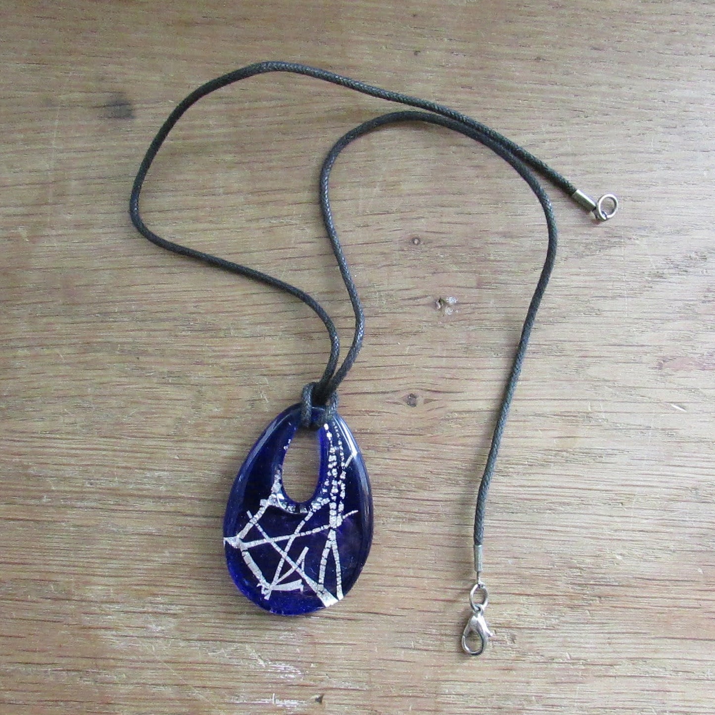 1980s cobalt blue glass teardrop pendant necklace with silver streak detail