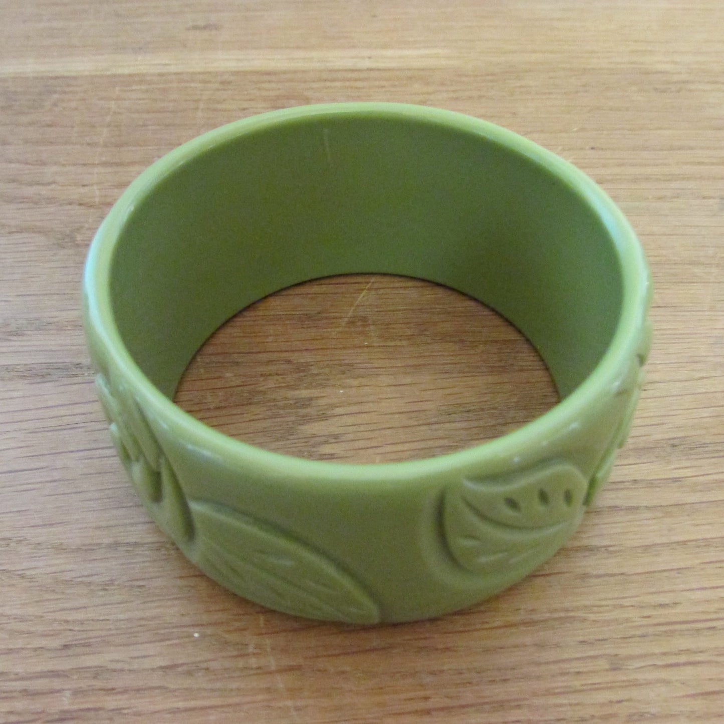 Vintage olive green carved floral leaf moulded plastic bangle