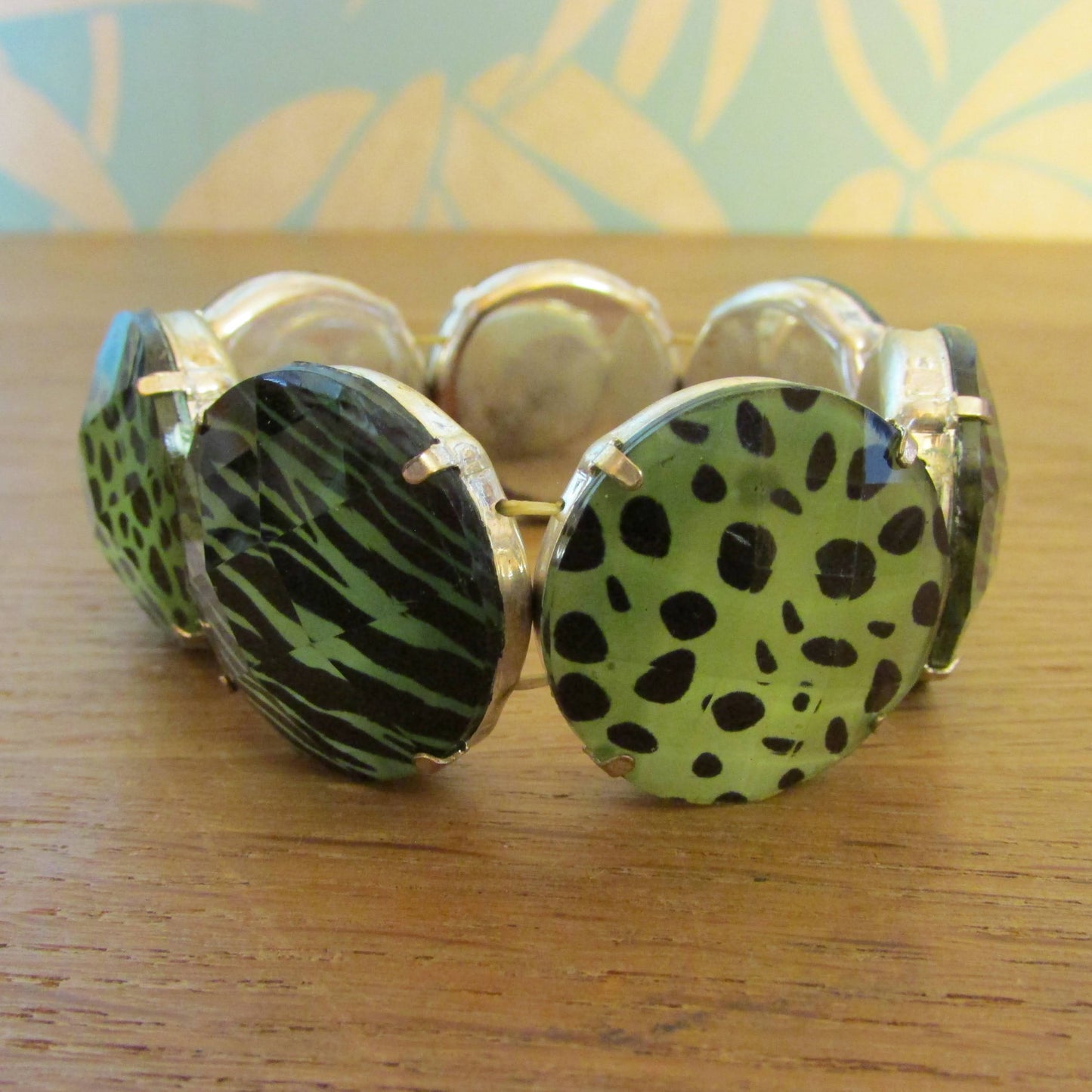 1980s/90s green animal print acrylic plastic disc stretch bracelet