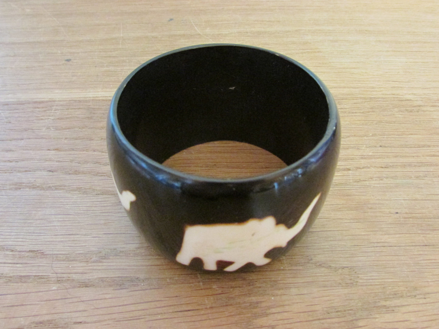 Vintage wide resin bangle with contrast elephant motif