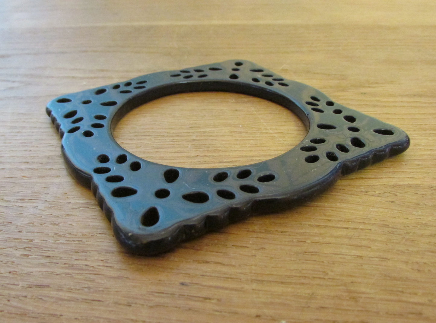 Vintage square resin/plastic cutwork 'flat' bangle