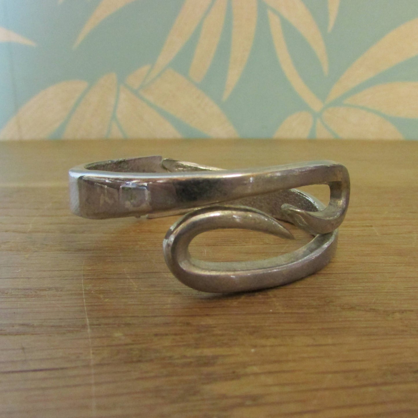 1980s/90s silver-tone metal abstract swirl hinged bangle