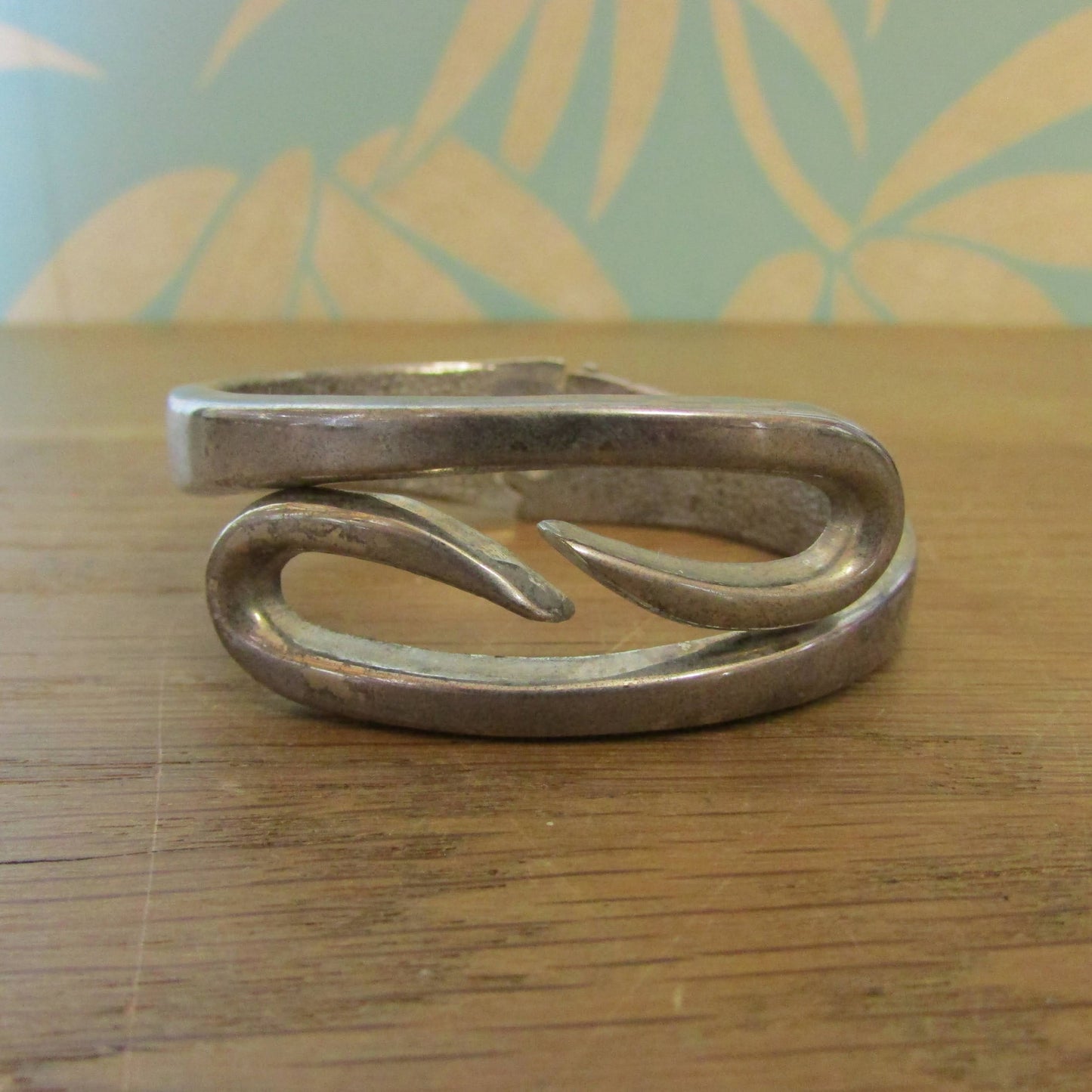 1980s/90s silver-tone metal abstract swirl hinged bangle