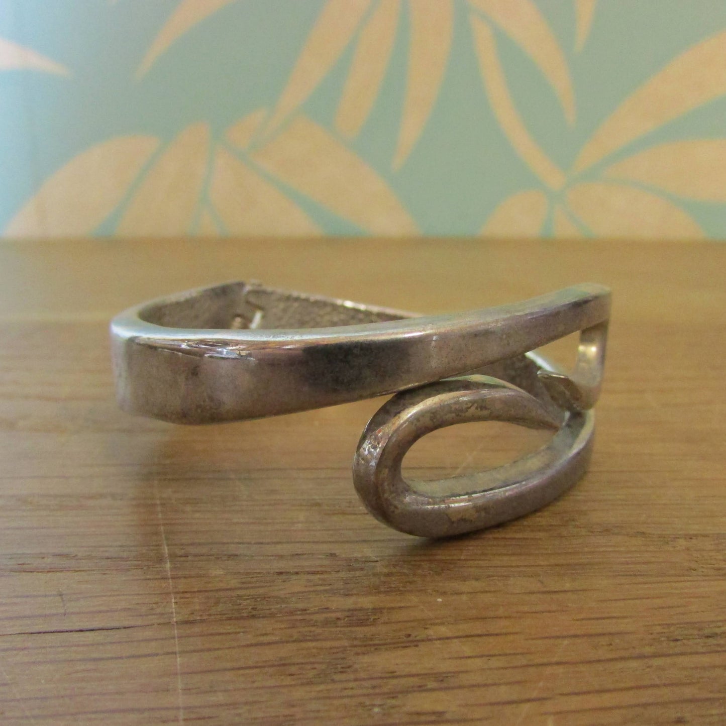 1980s/90s silver-tone metal abstract swirl hinged bangle