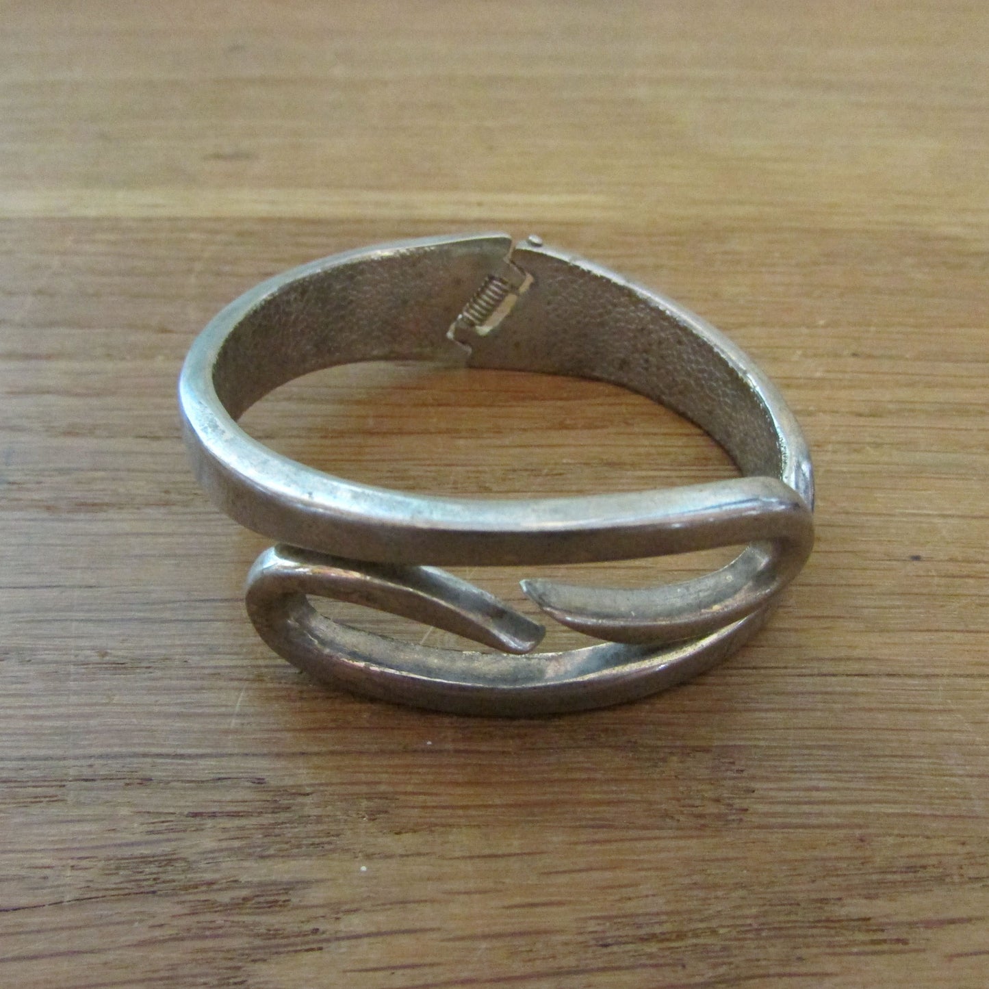 1980s/90s silver-tone metal abstract swirl hinged bangle