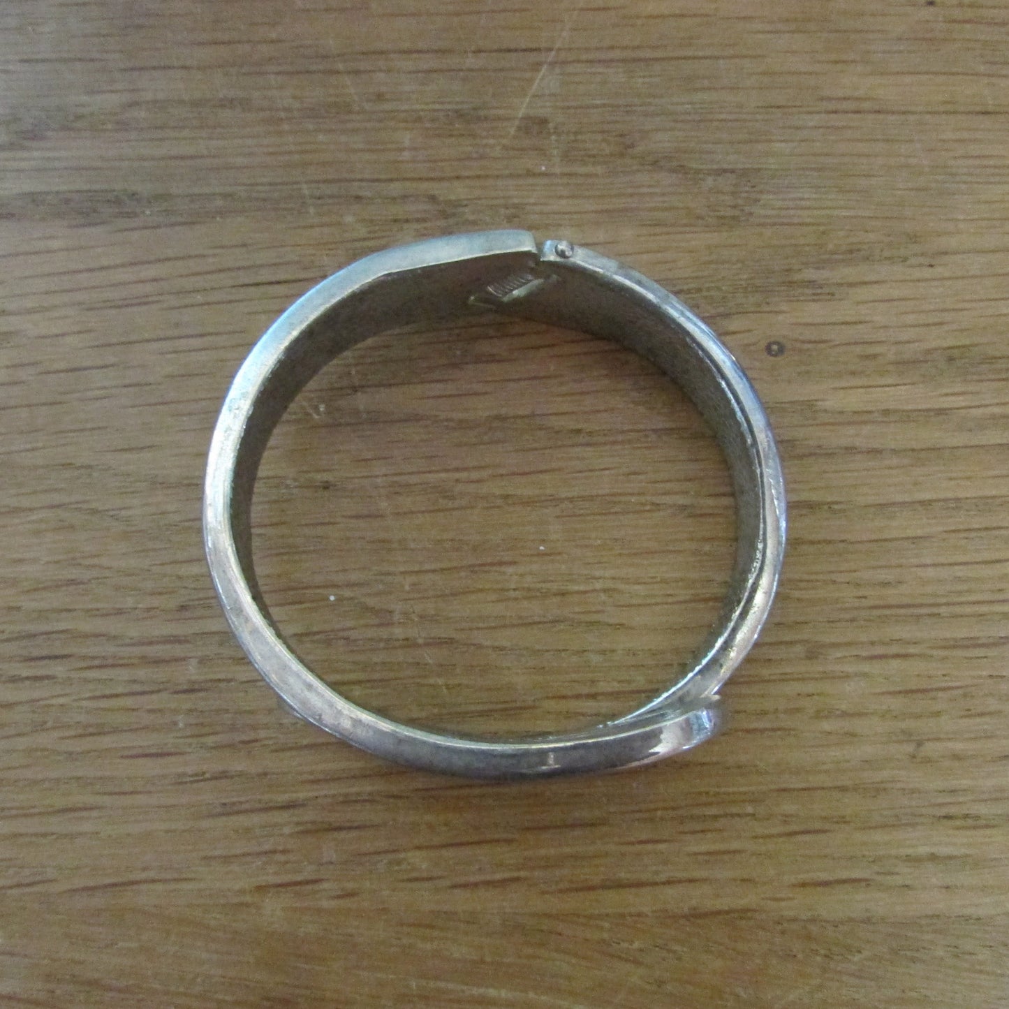 1980s/90s silver-tone metal abstract swirl hinged bangle