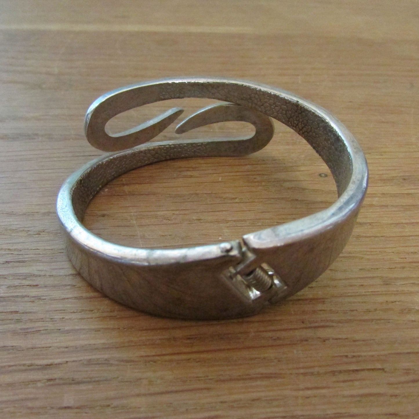 1980s/90s silver-tone metal abstract swirl hinged bangle