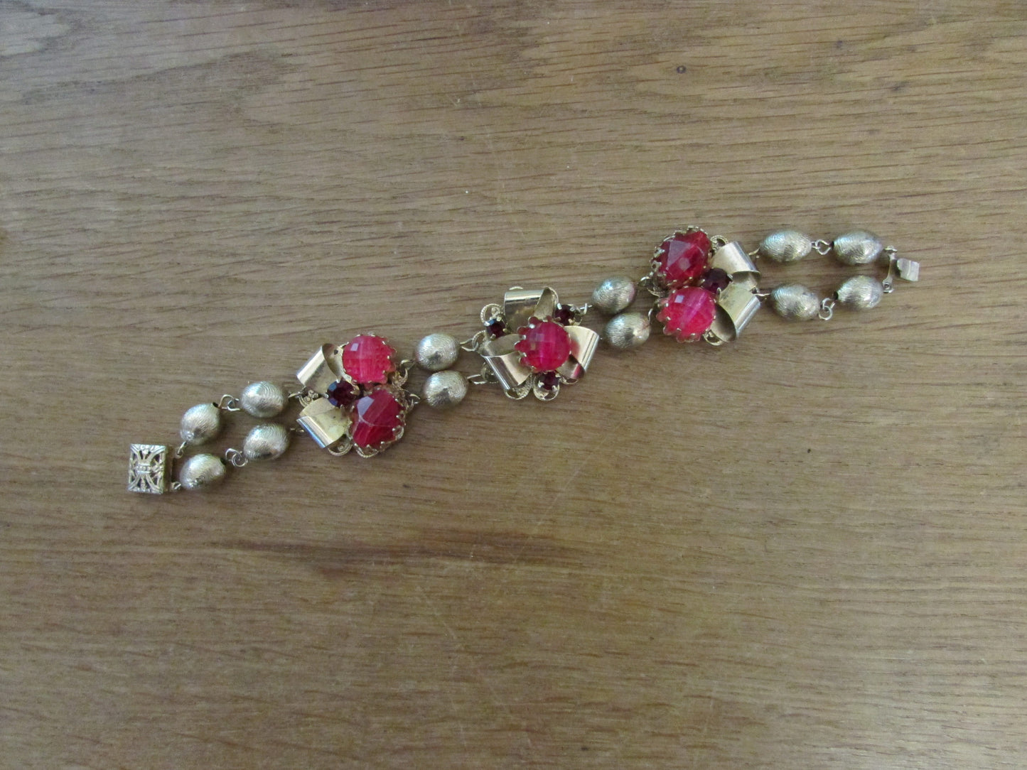 1950s gold-tone & bead bracelet with ruby red and pink faceted beads