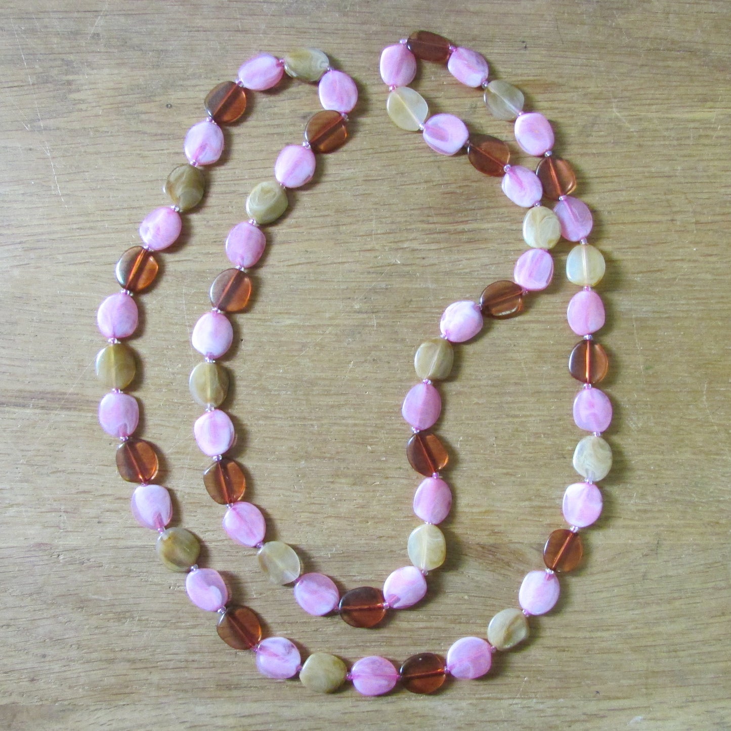 1960s/70s pink & neutral marbled acrylic bead rope necklace