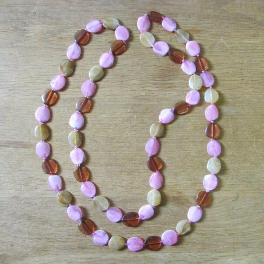 1960s/70s pink & neutral marbled acrylic bead rope necklace