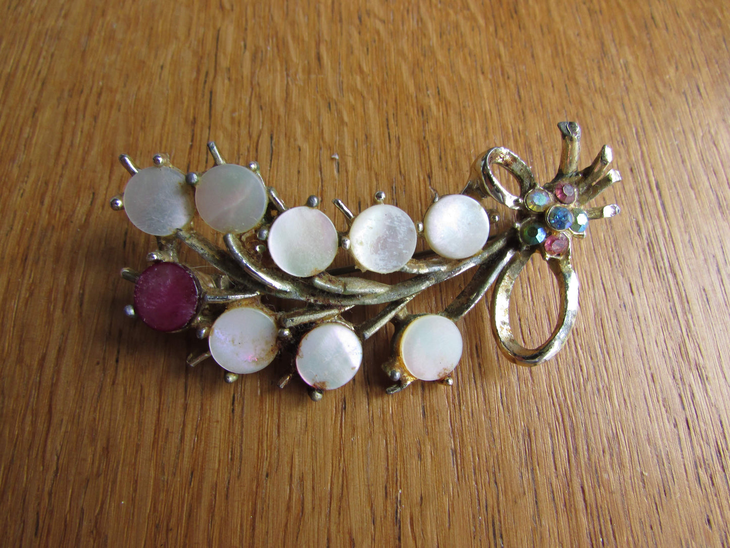 1950s leaf sprig brooch with pearlescent cabochon/flat disc detail